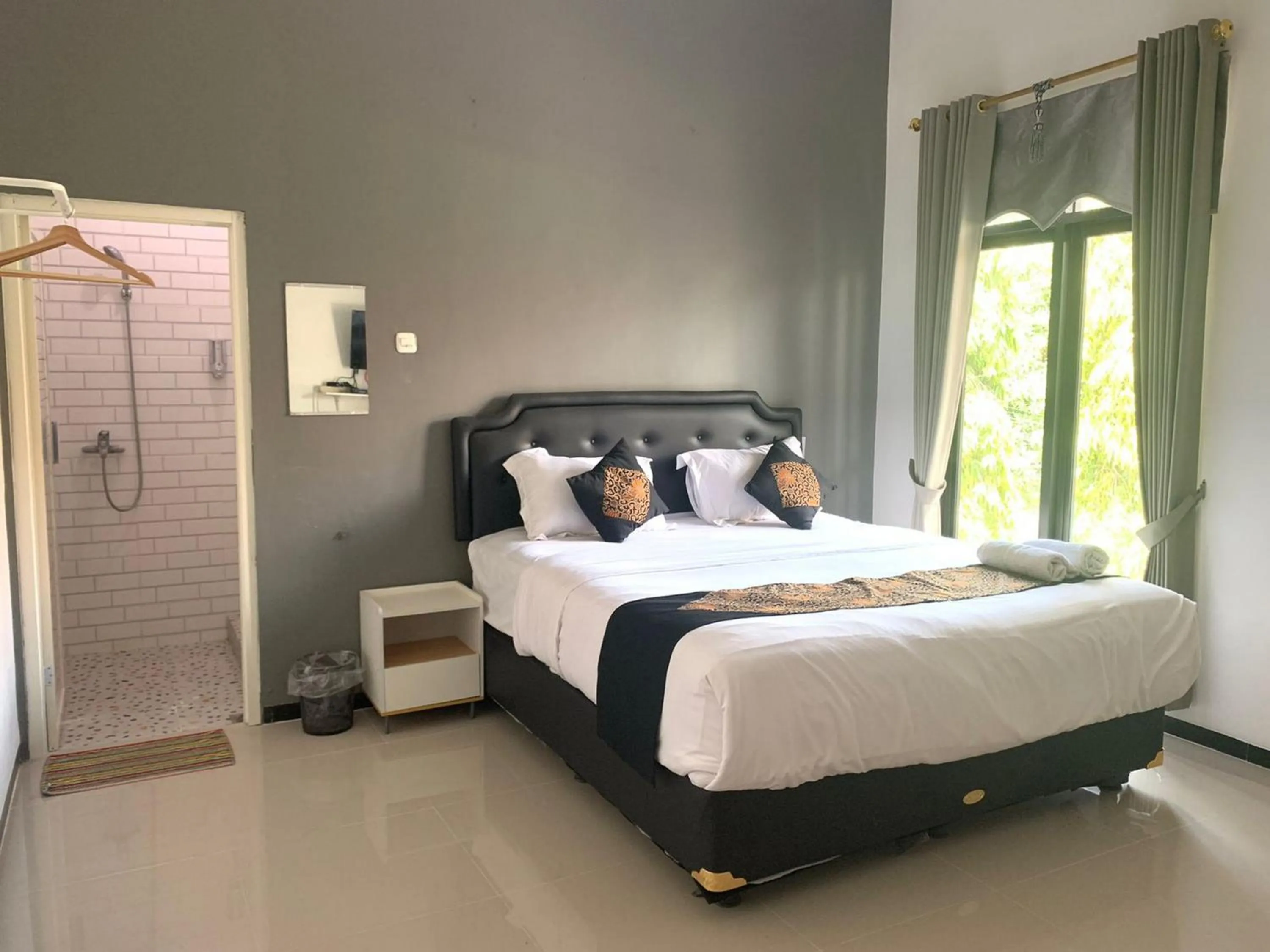 Bedroom, Bed in Tjahaja Baroe Syariah Mitra RedDoorz At Dukuh Kupang