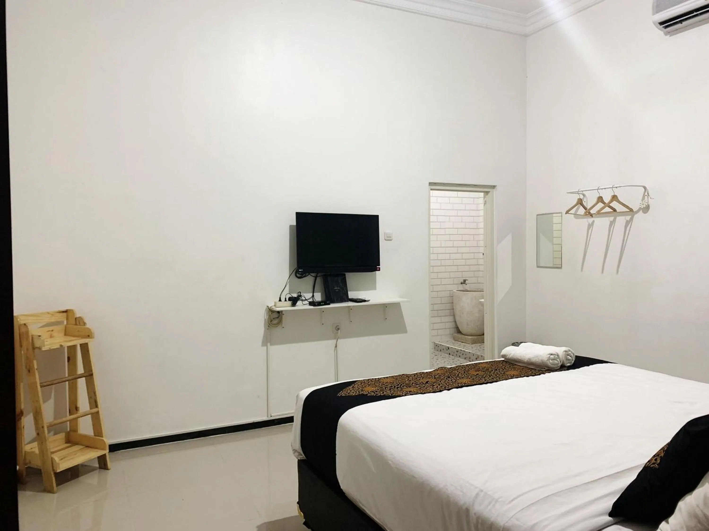 Bedroom, Bed in Tjahaja Baroe Syariah Mitra RedDoorz At Dukuh Kupang