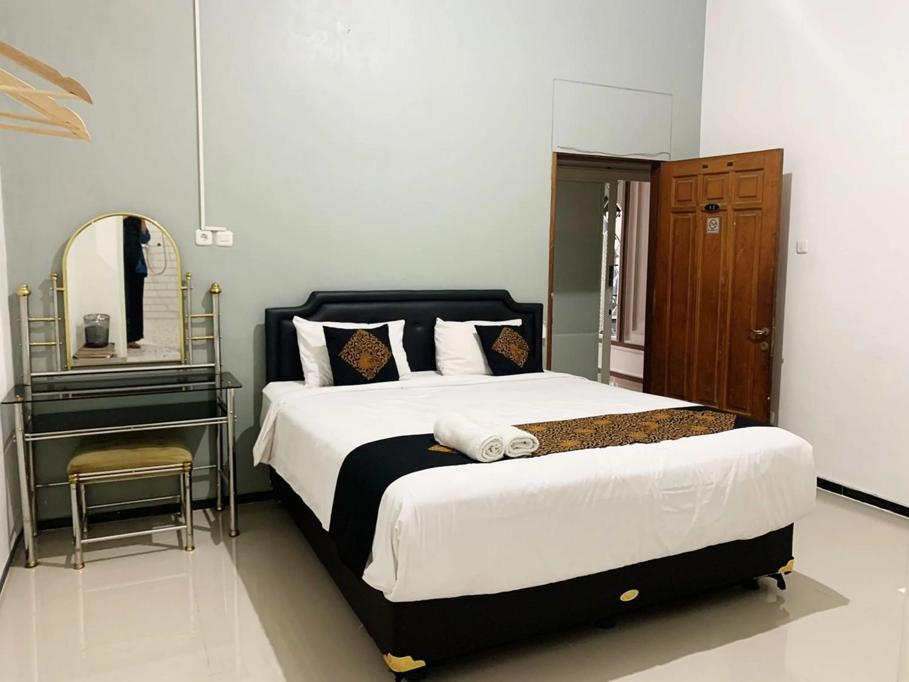 Bedroom, Bed in Tjahaja Baroe Syariah Mitra RedDoorz At Dukuh Kupang