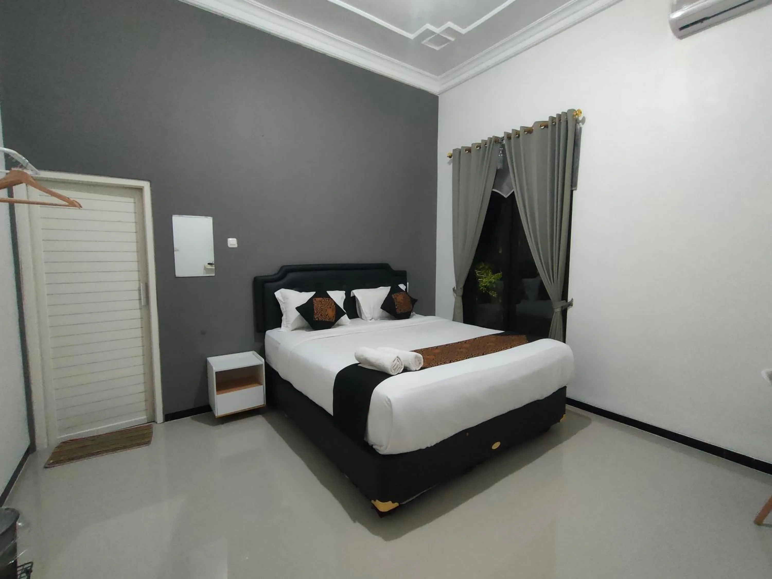 Bedroom, Bed in Tjahaja Baroe Syariah Mitra RedDoorz At Dukuh Kupang