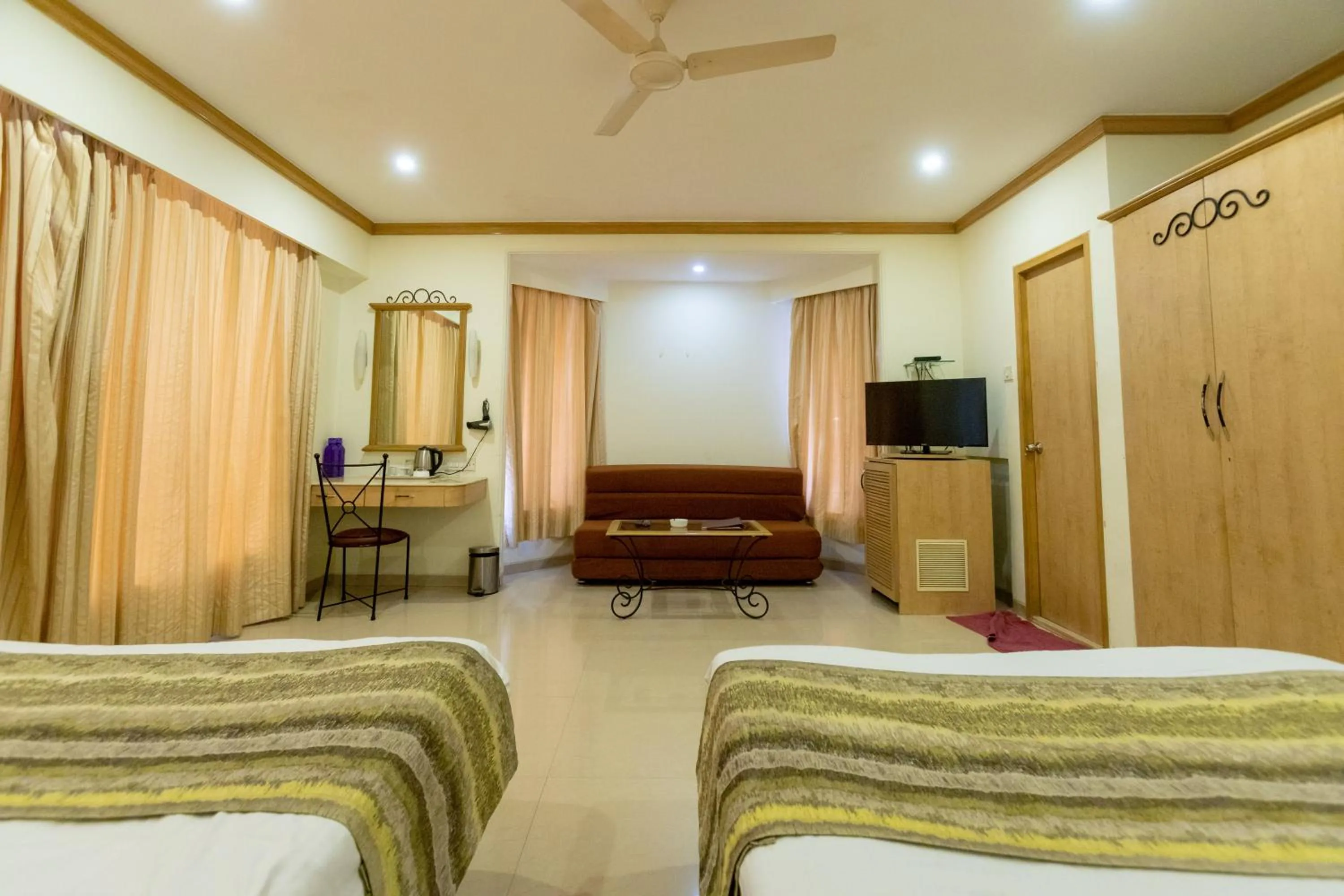 Bedroom, Bed in Garden Hotel