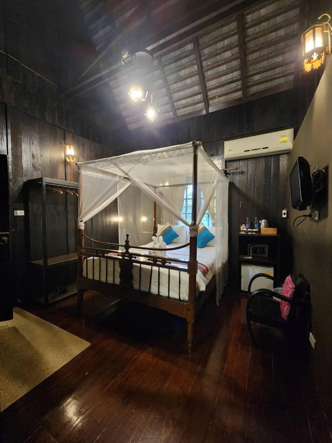 Bed in Club One Seven Gaymen Chiang Mai