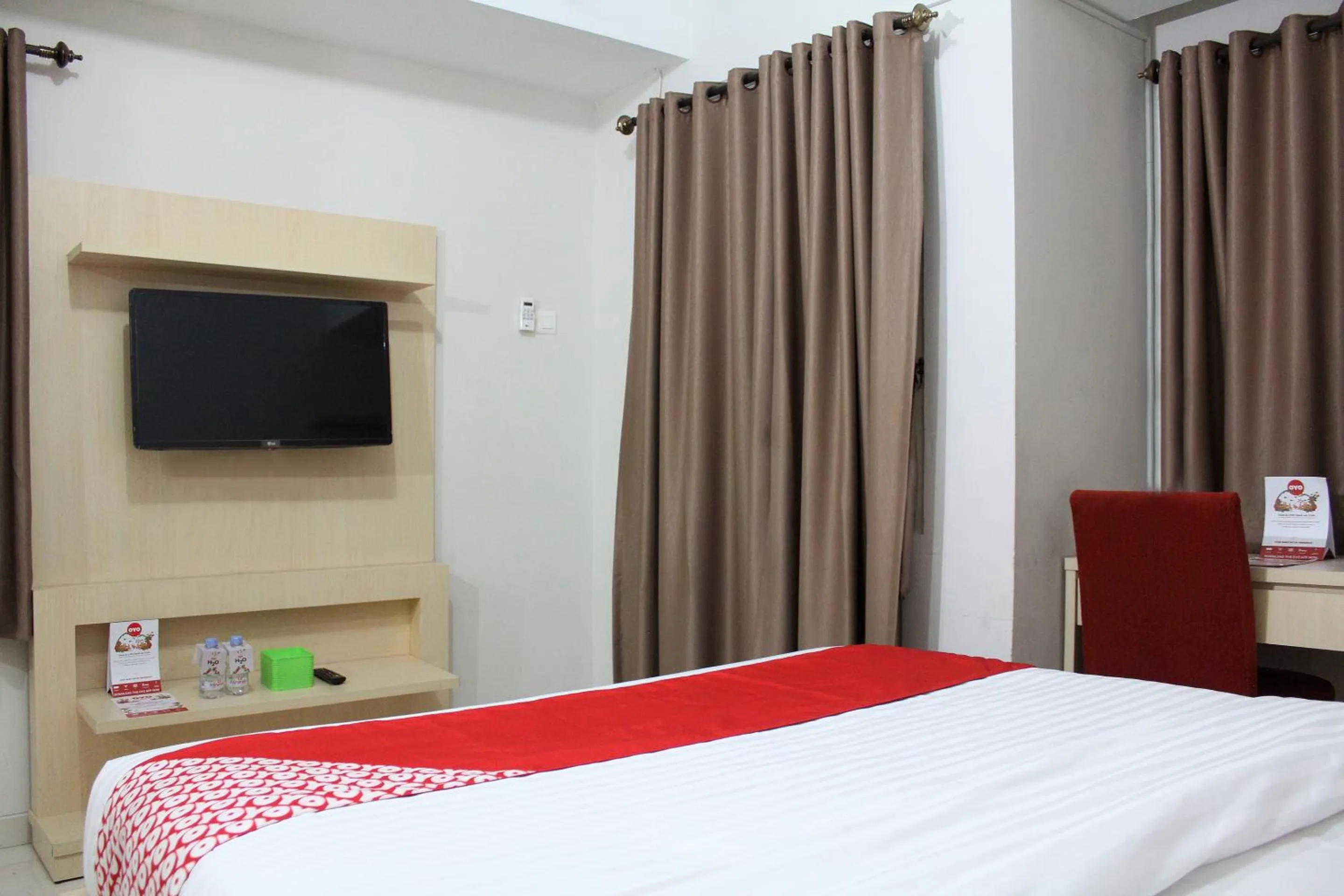 Bedroom, TV/Entertainment Center in OYO 266 Margonda Residence 5
