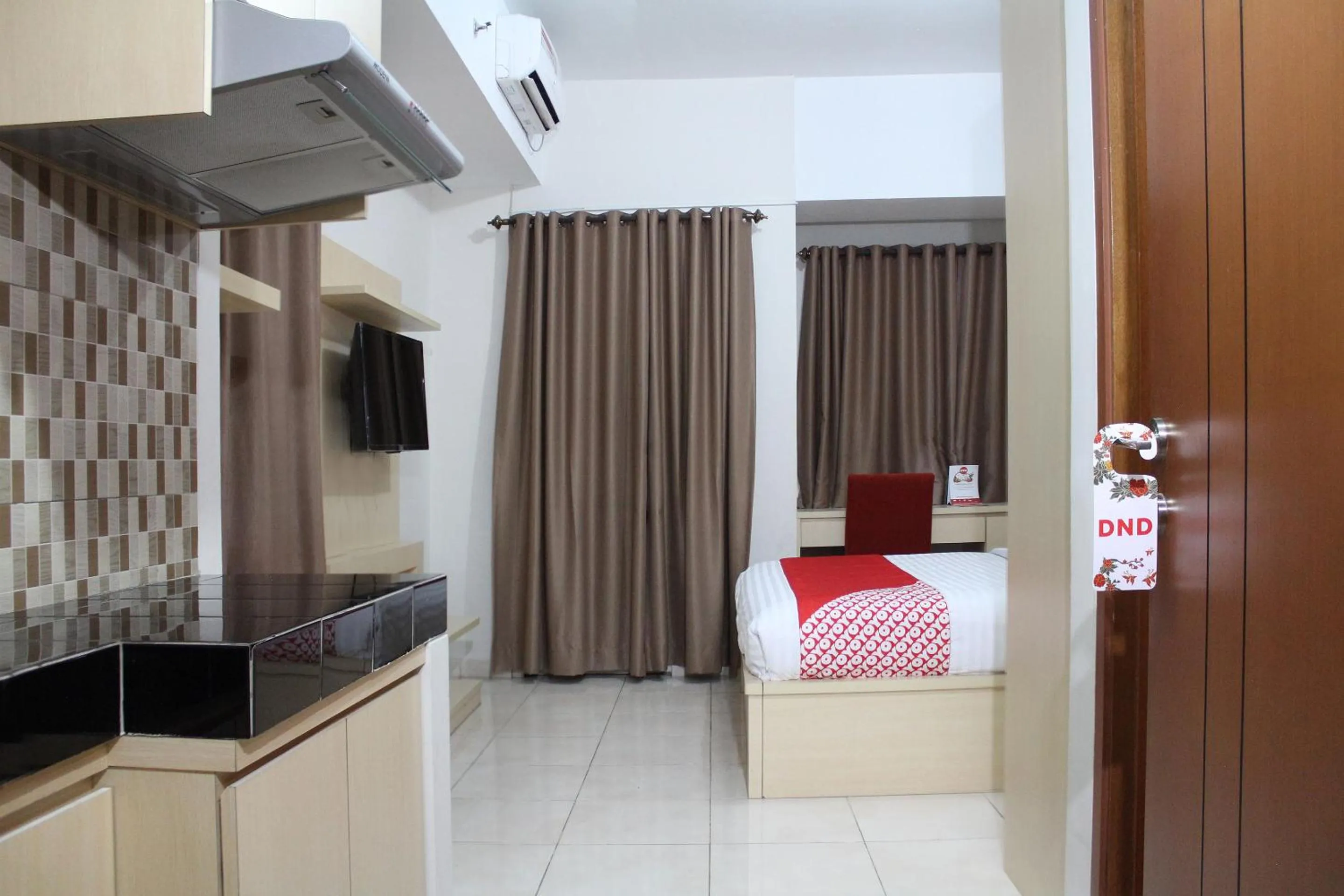 Bedroom, TV/Entertainment Center in OYO 266 Margonda Residence 5
