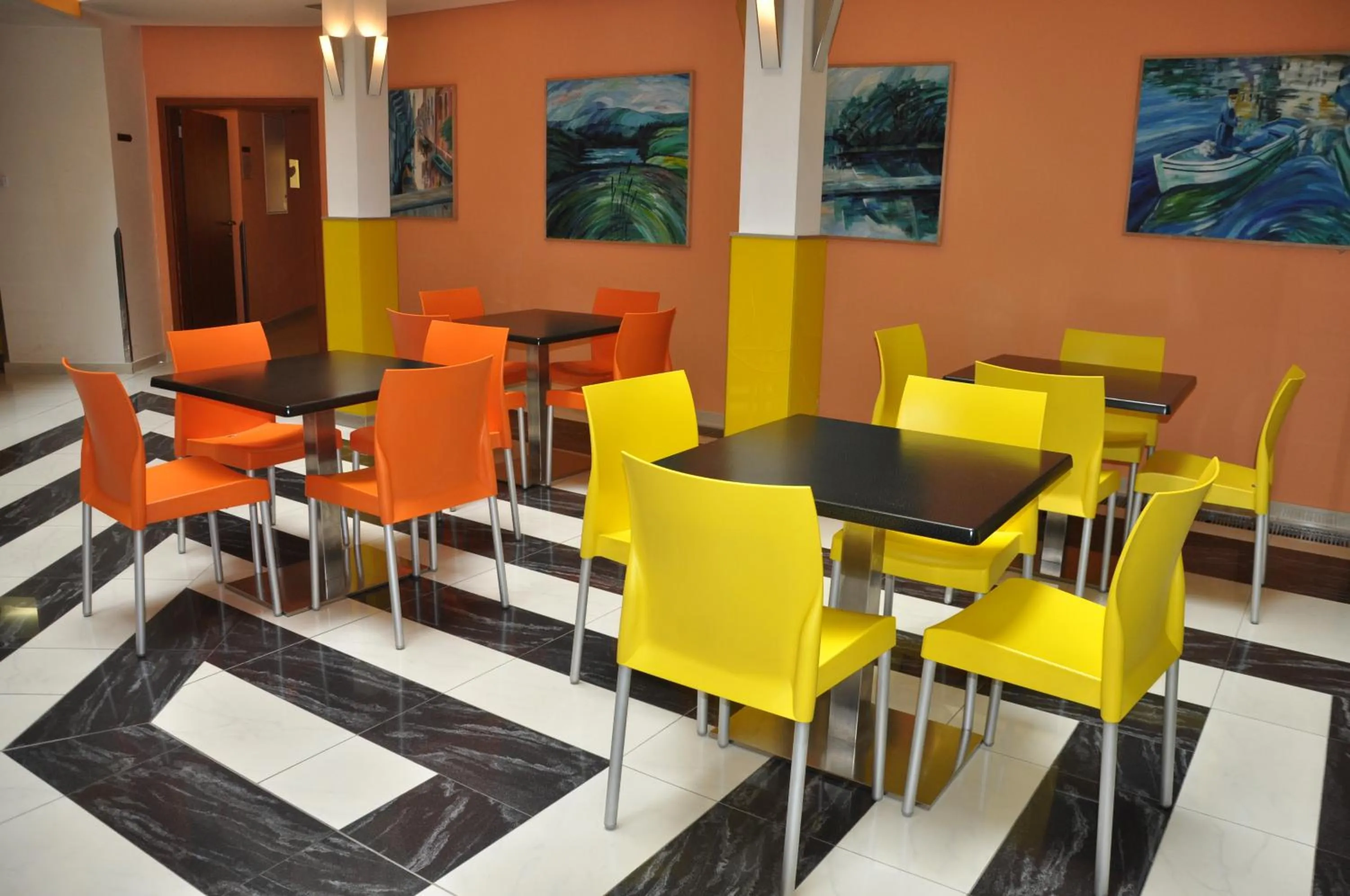 Restaurant/places to eat in City Central De Luxe