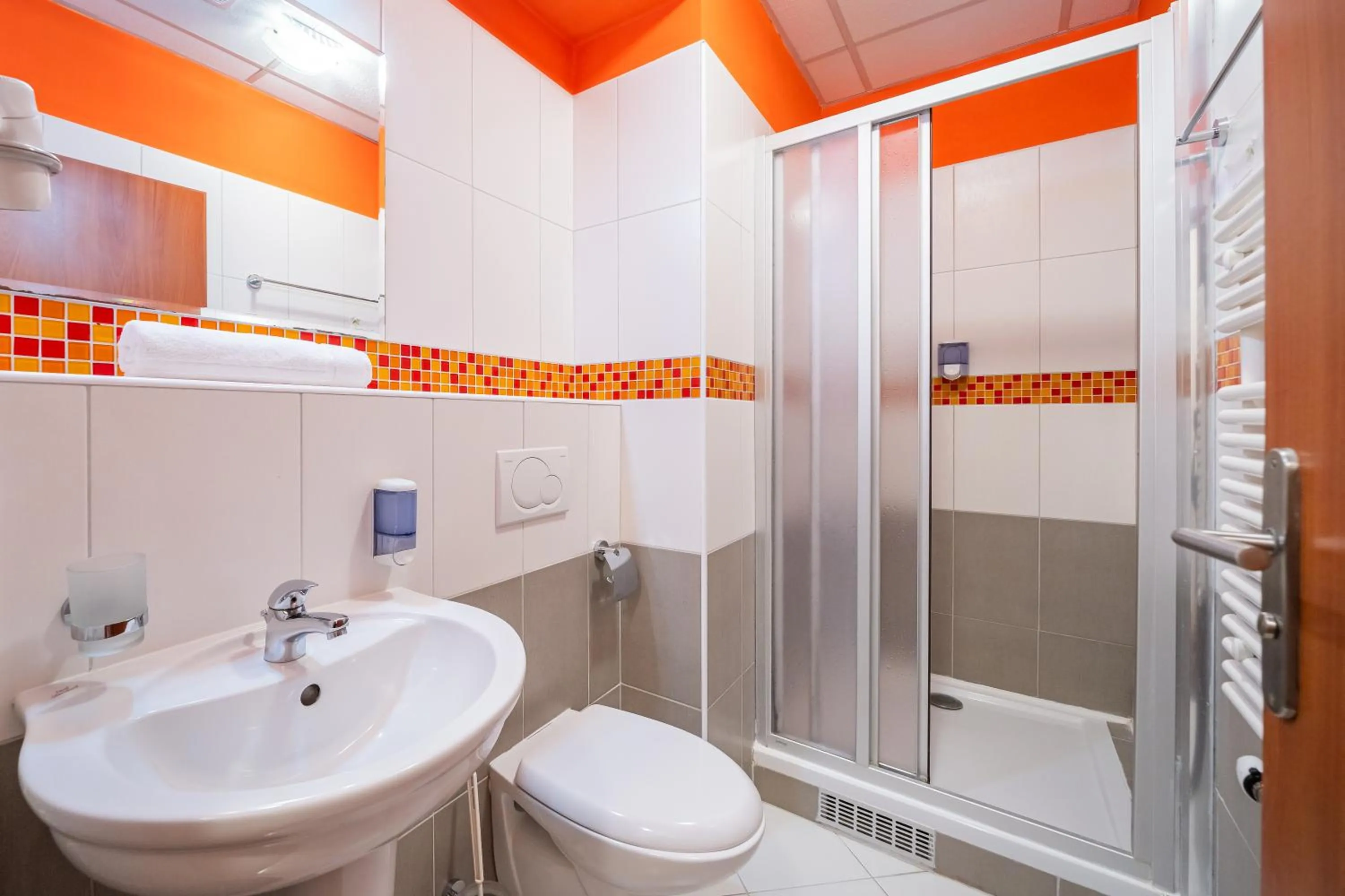 Shower in City Central De Luxe