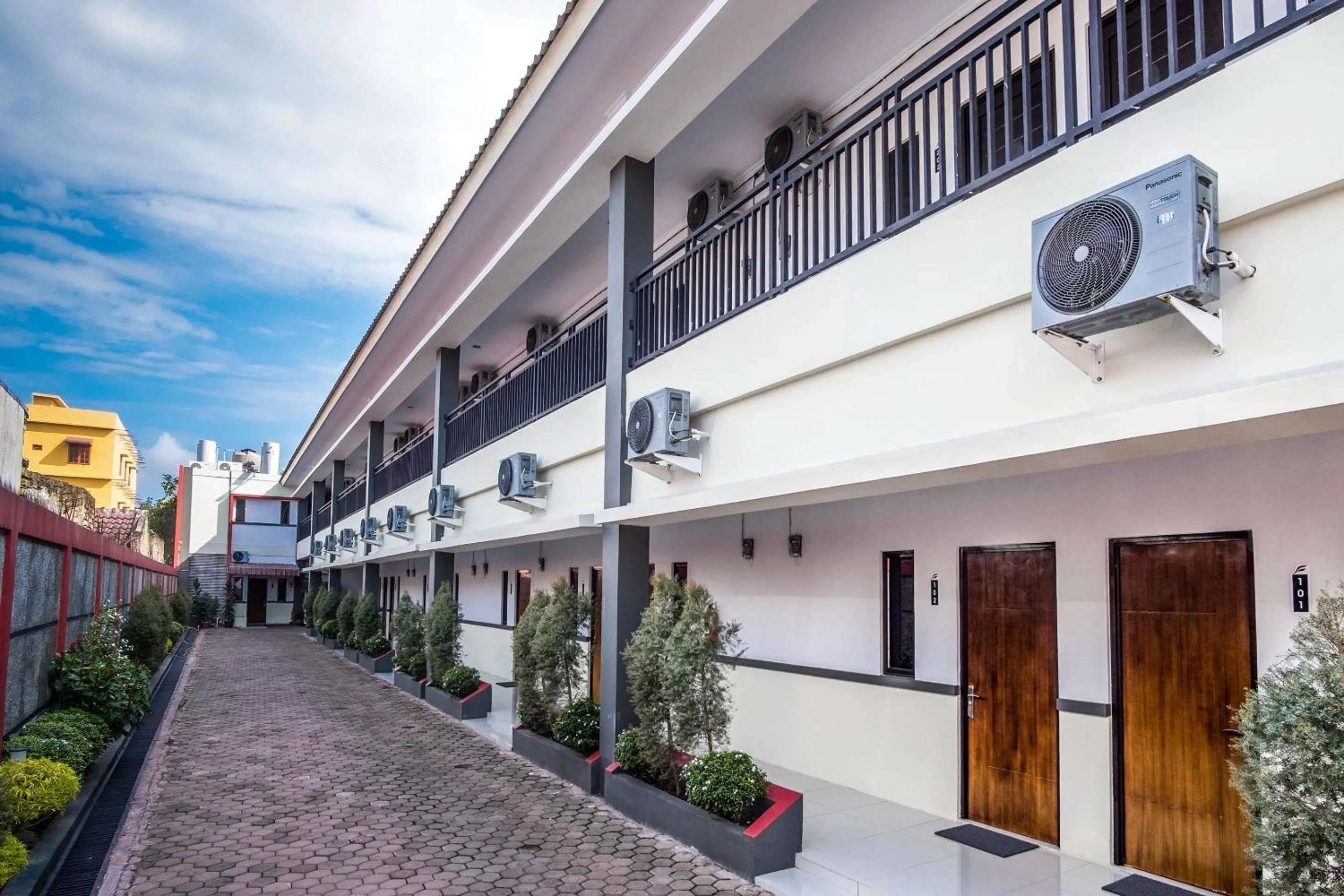 Facade/entrance in Hotel O Helvetia Residence