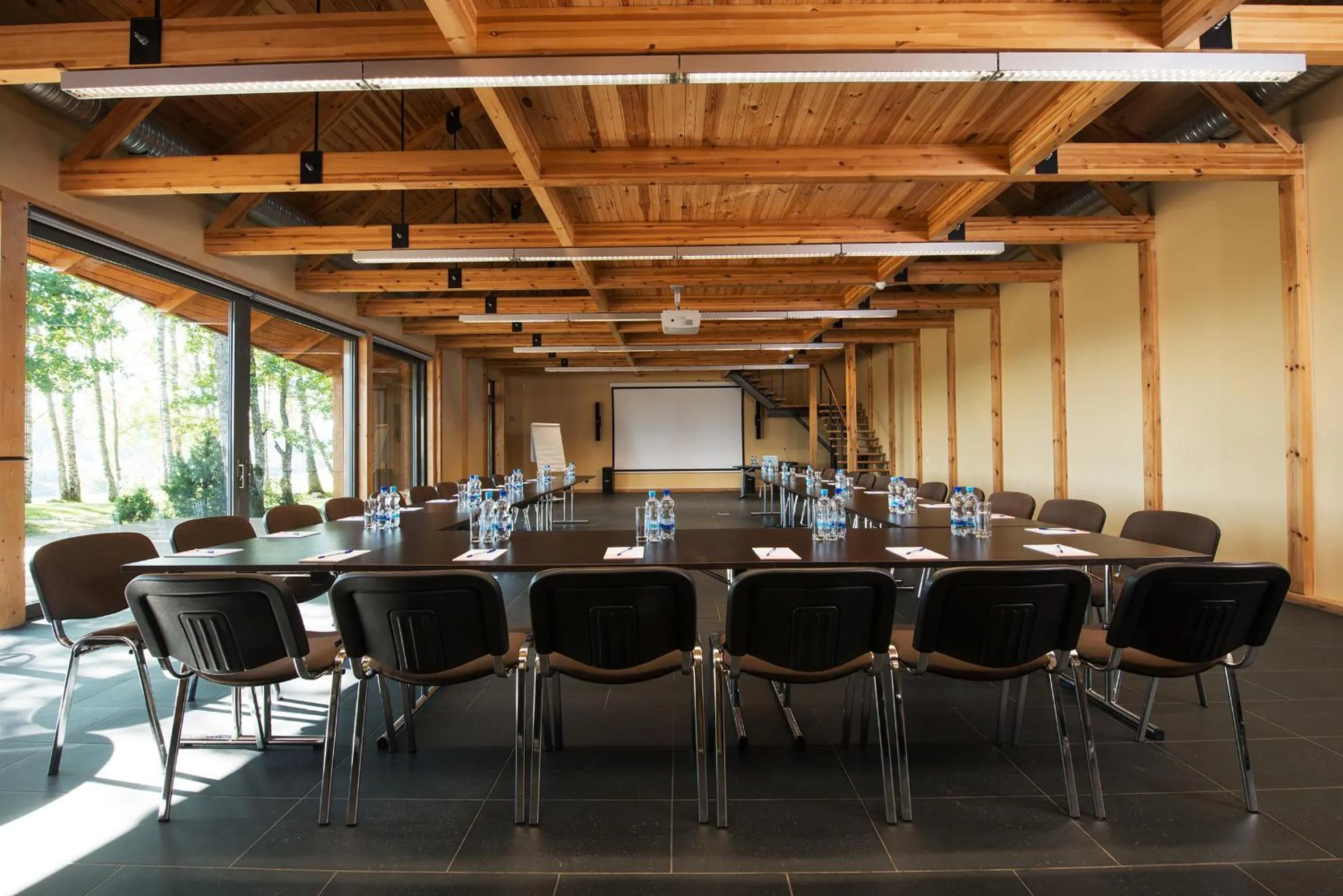 Business facilities in Reinis