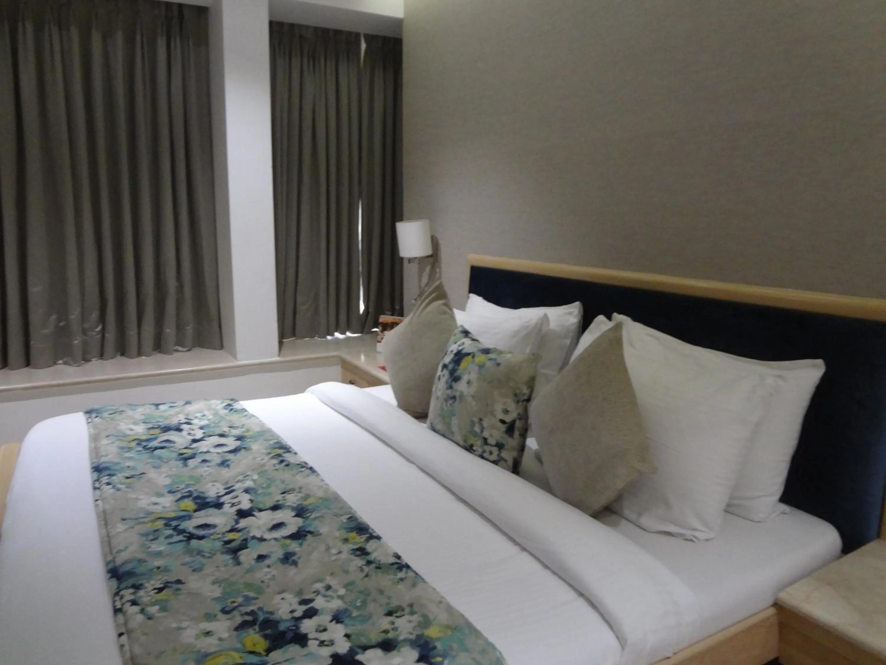 Bedroom, Bed in Hotel Suncity Apollo - Gateway Of India
