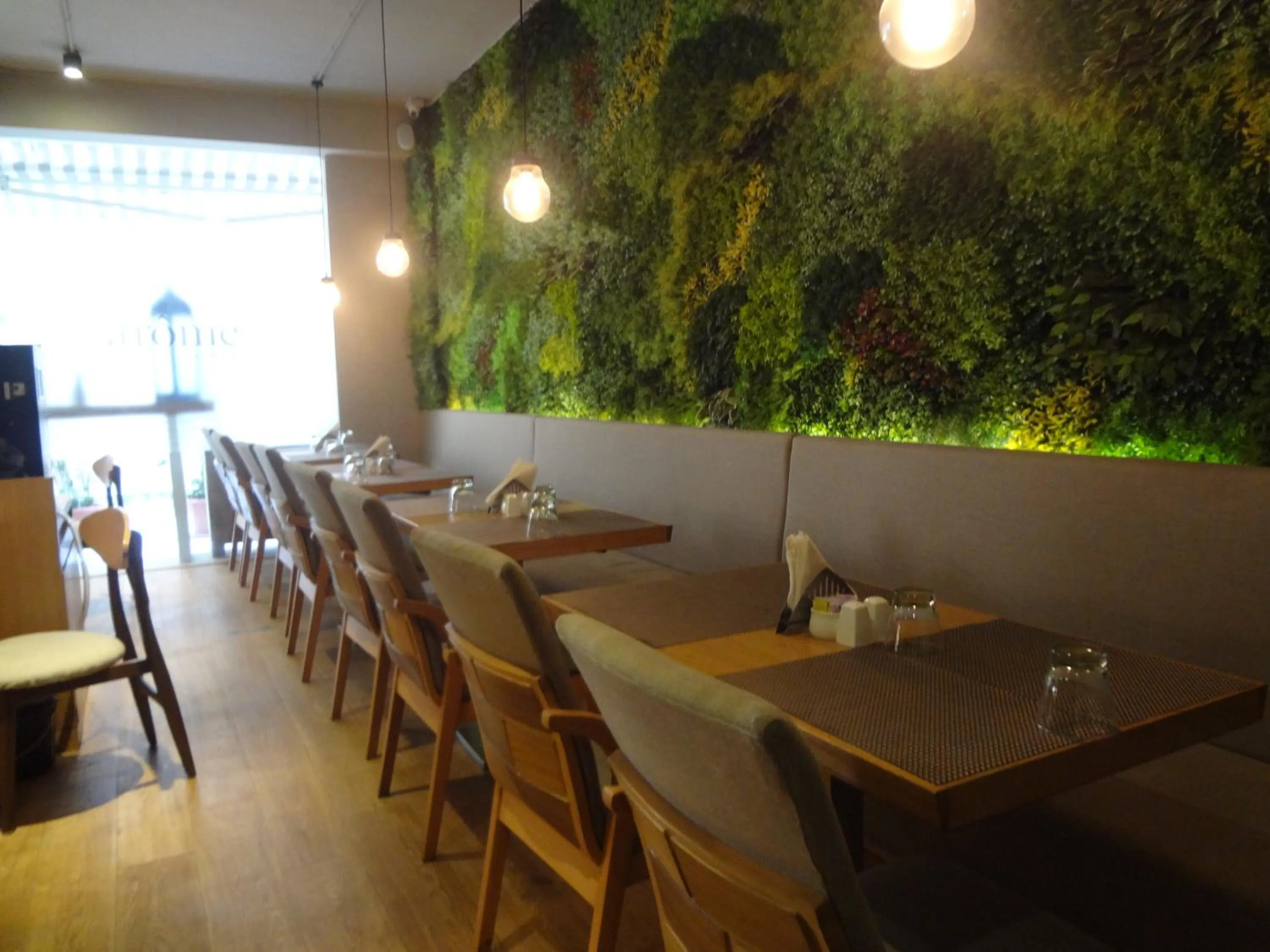 Restaurant/places to eat in Hotel Suncity Apollo - Gateway Of India