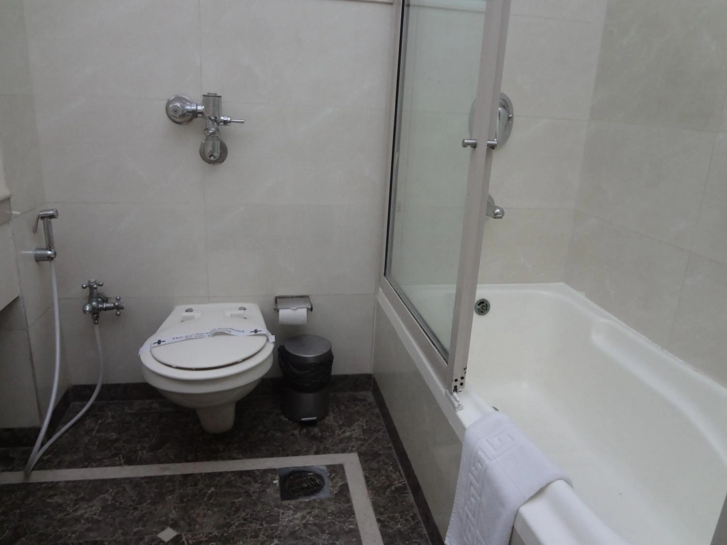Bathroom in Hotel Suncity Apollo - Gateway Of India