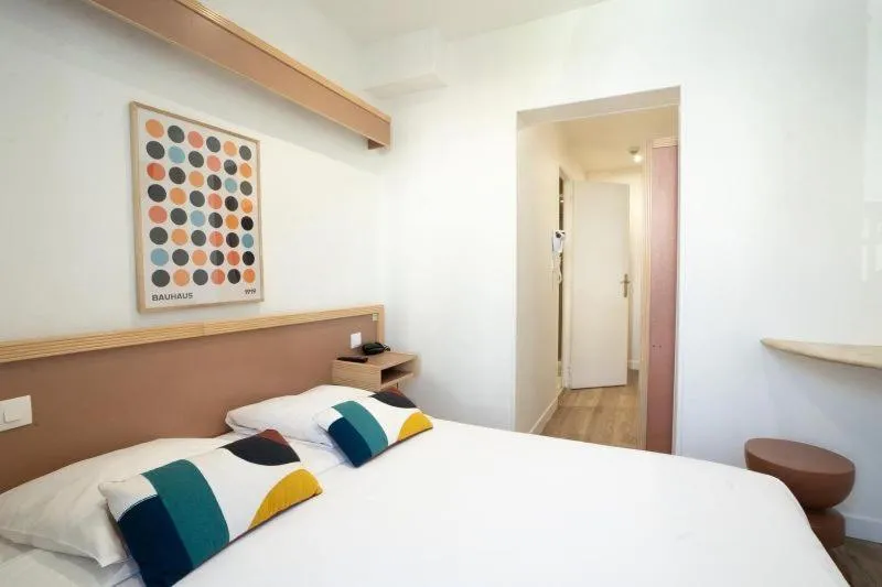 Bed in Hôtel Edgar Quinet