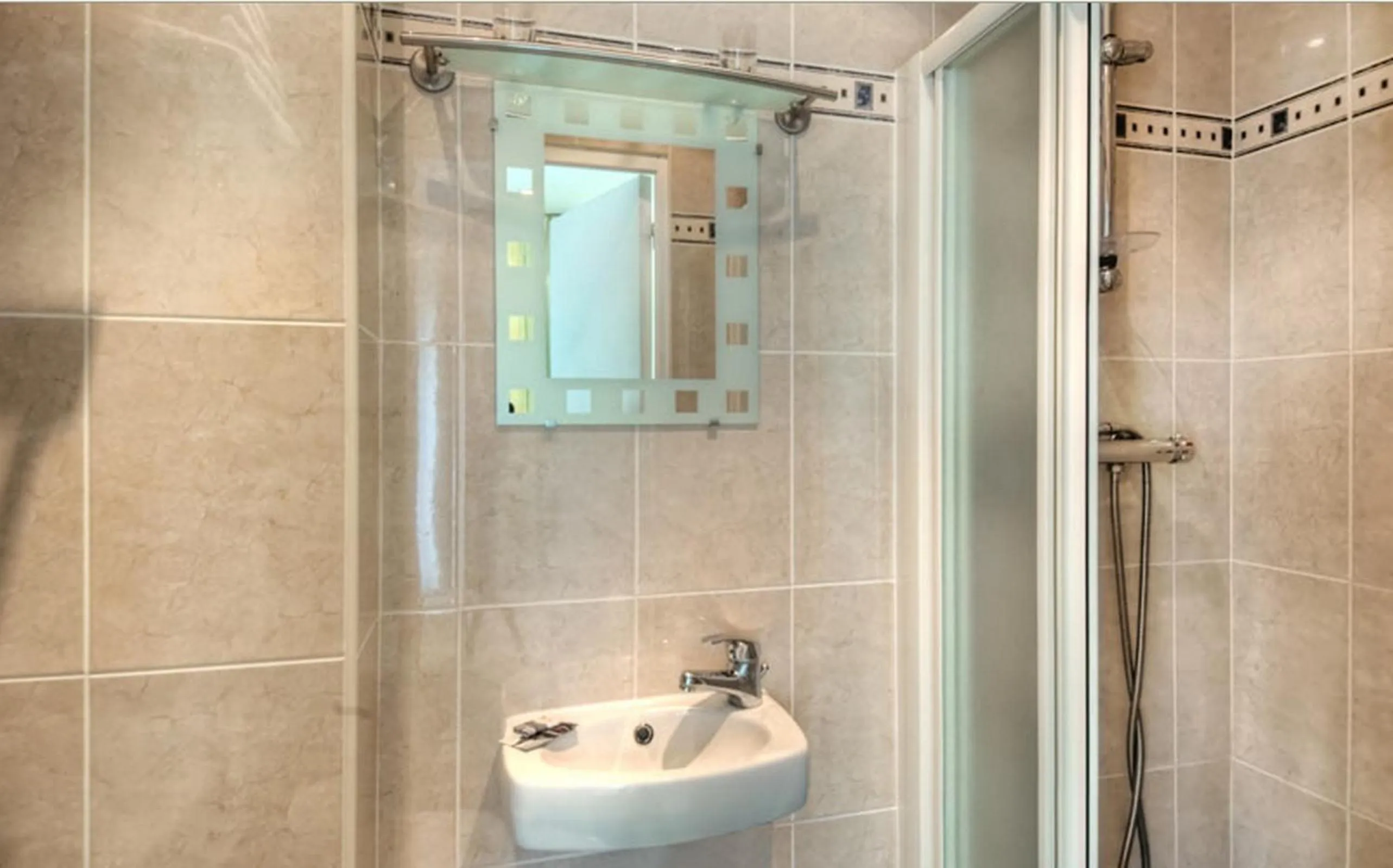 Bathroom in Hôtel Edgar Quinet