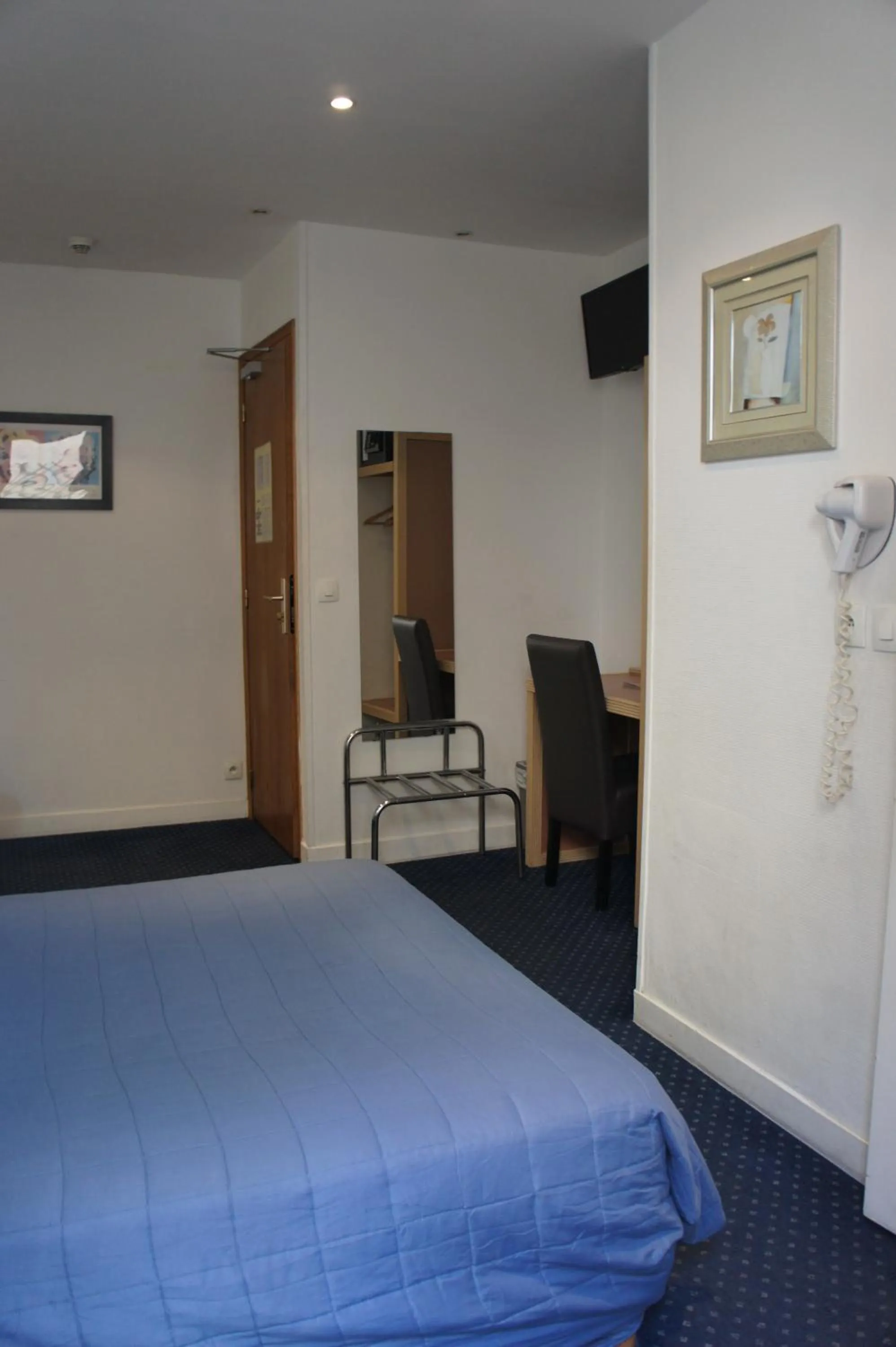 Bed in Hôtel Edgar Quinet