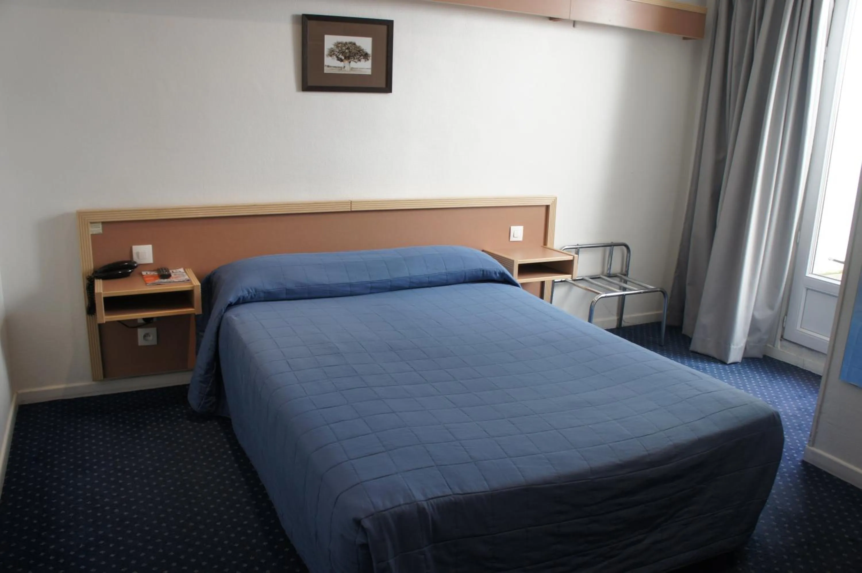 Bed in Hôtel Edgar Quinet