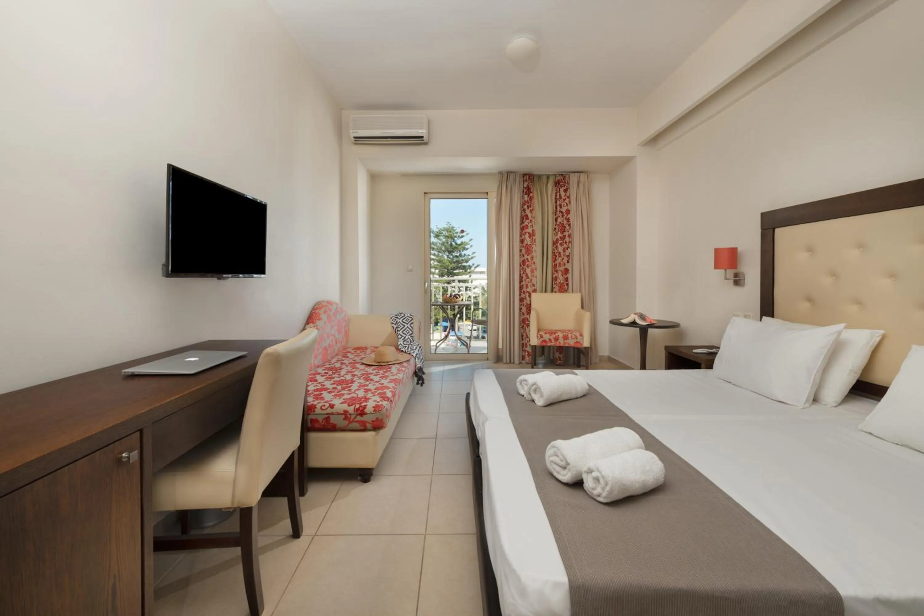 TV and multimedia, Bed in Marilena Hotel