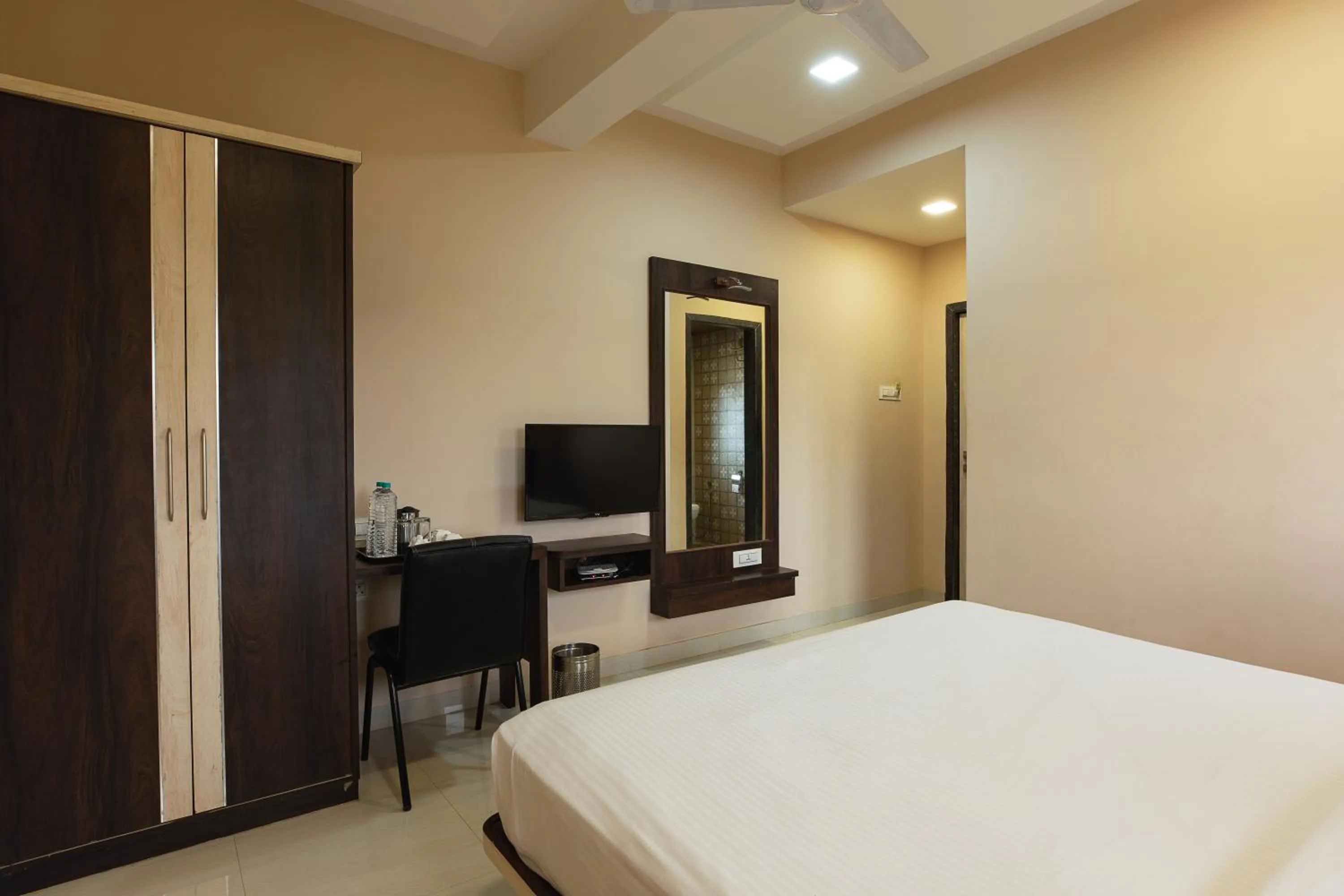 Photo of the whole room, Bed in City Palace Resort