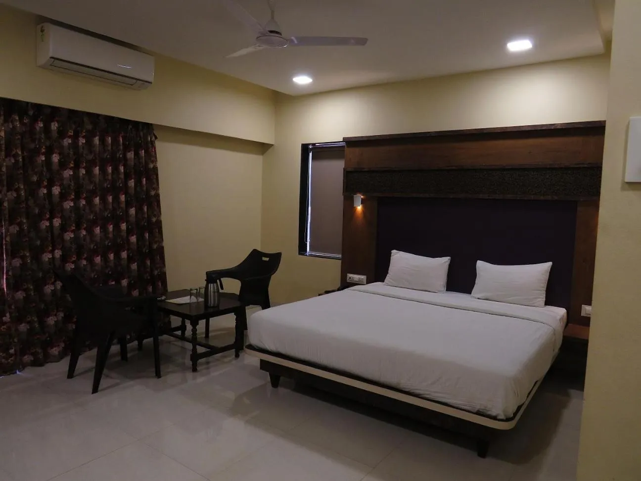 Bedroom, Bed in City Palace Resort