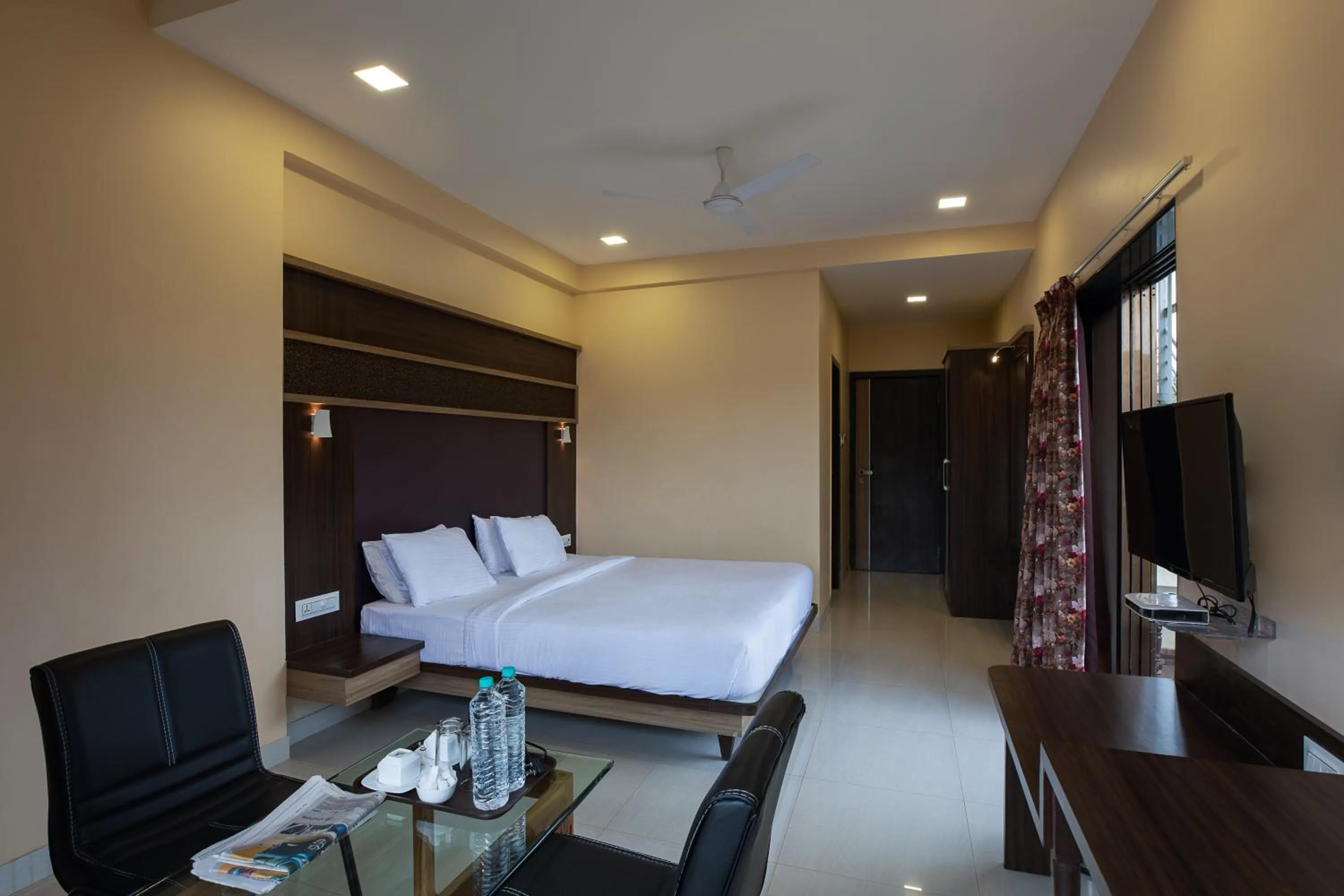 Photo of the whole room, Bed in City Palace Resort