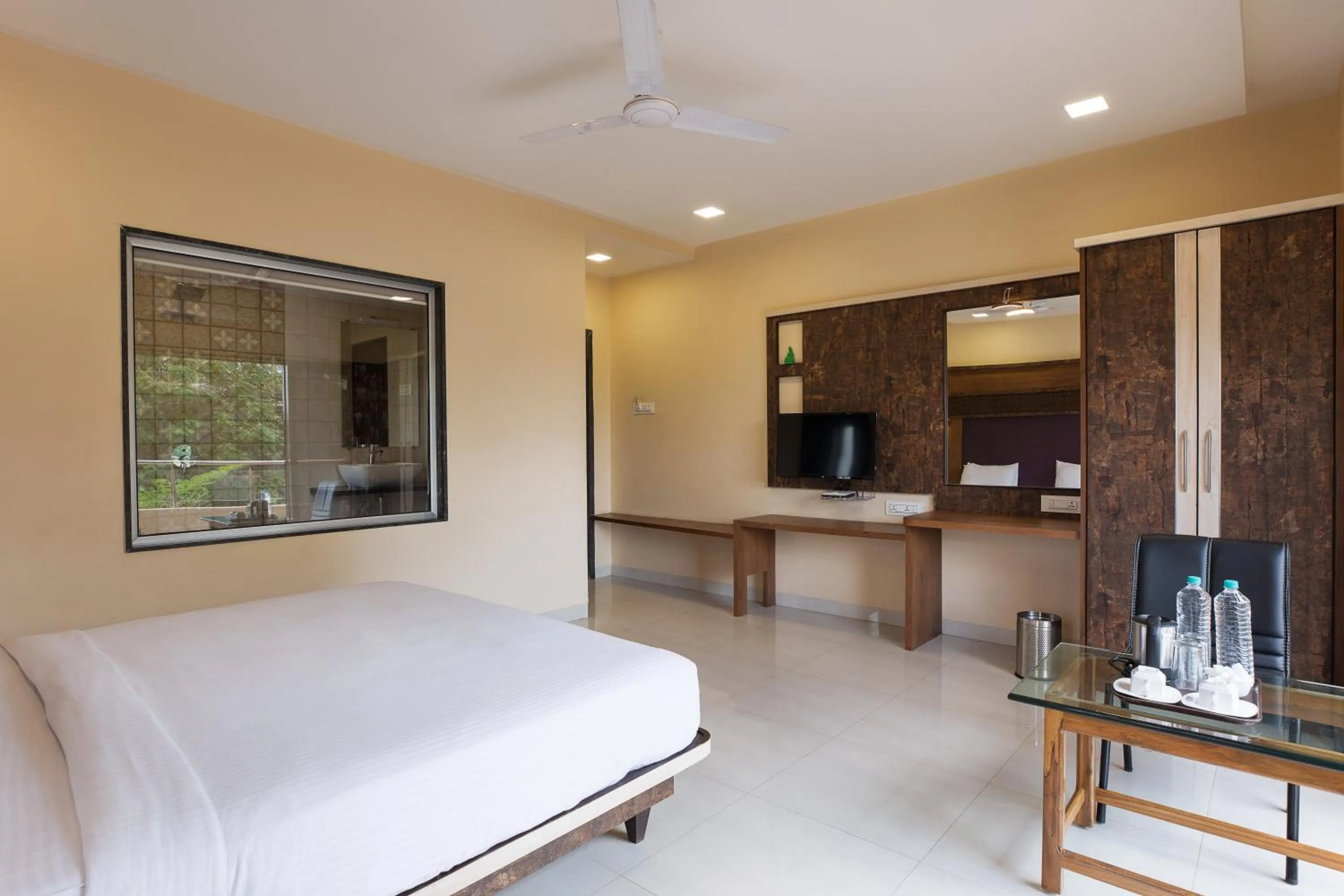 Photo of the whole room, Bed in City Palace Resort