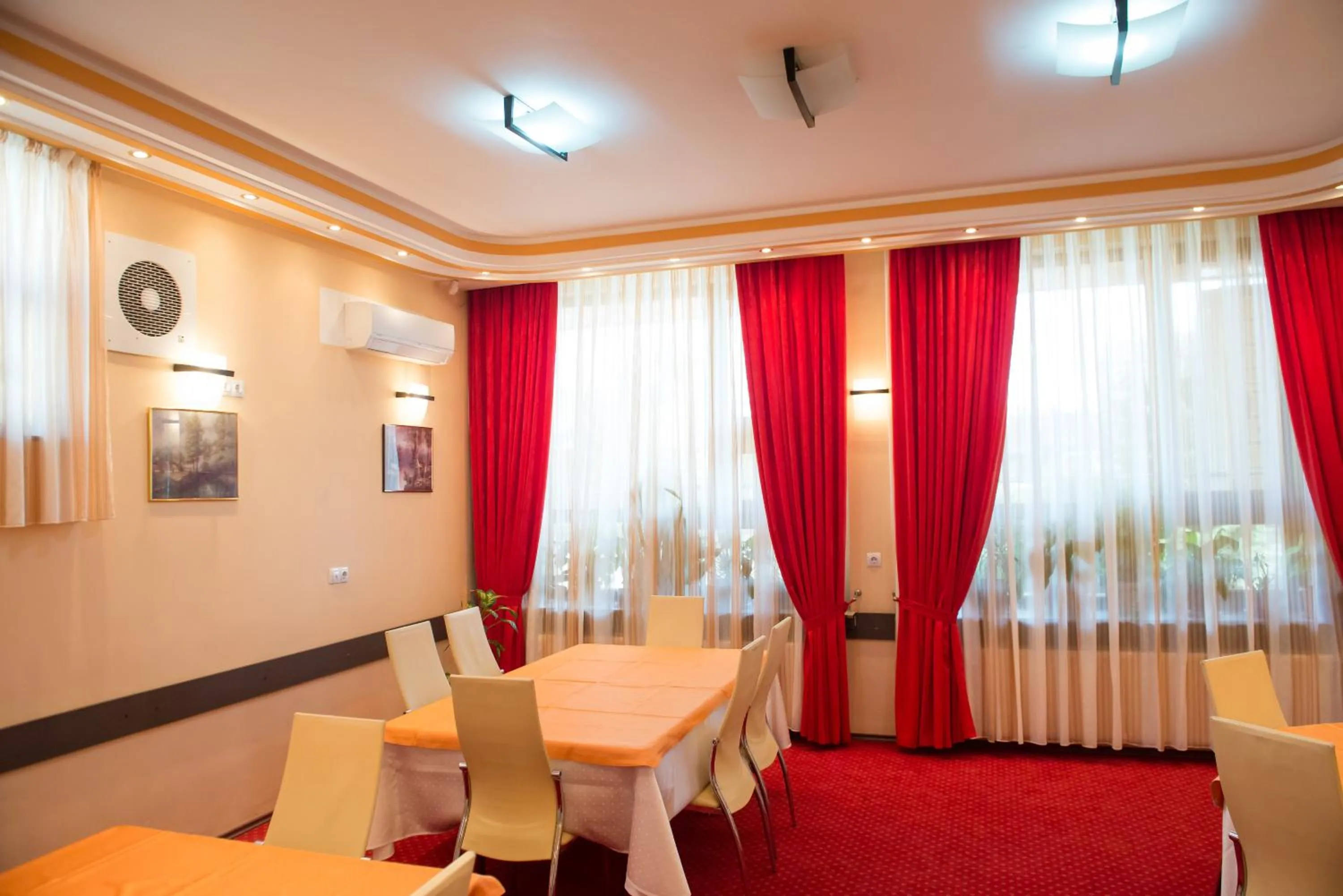 Restaurant/places to eat in Pensiunea President