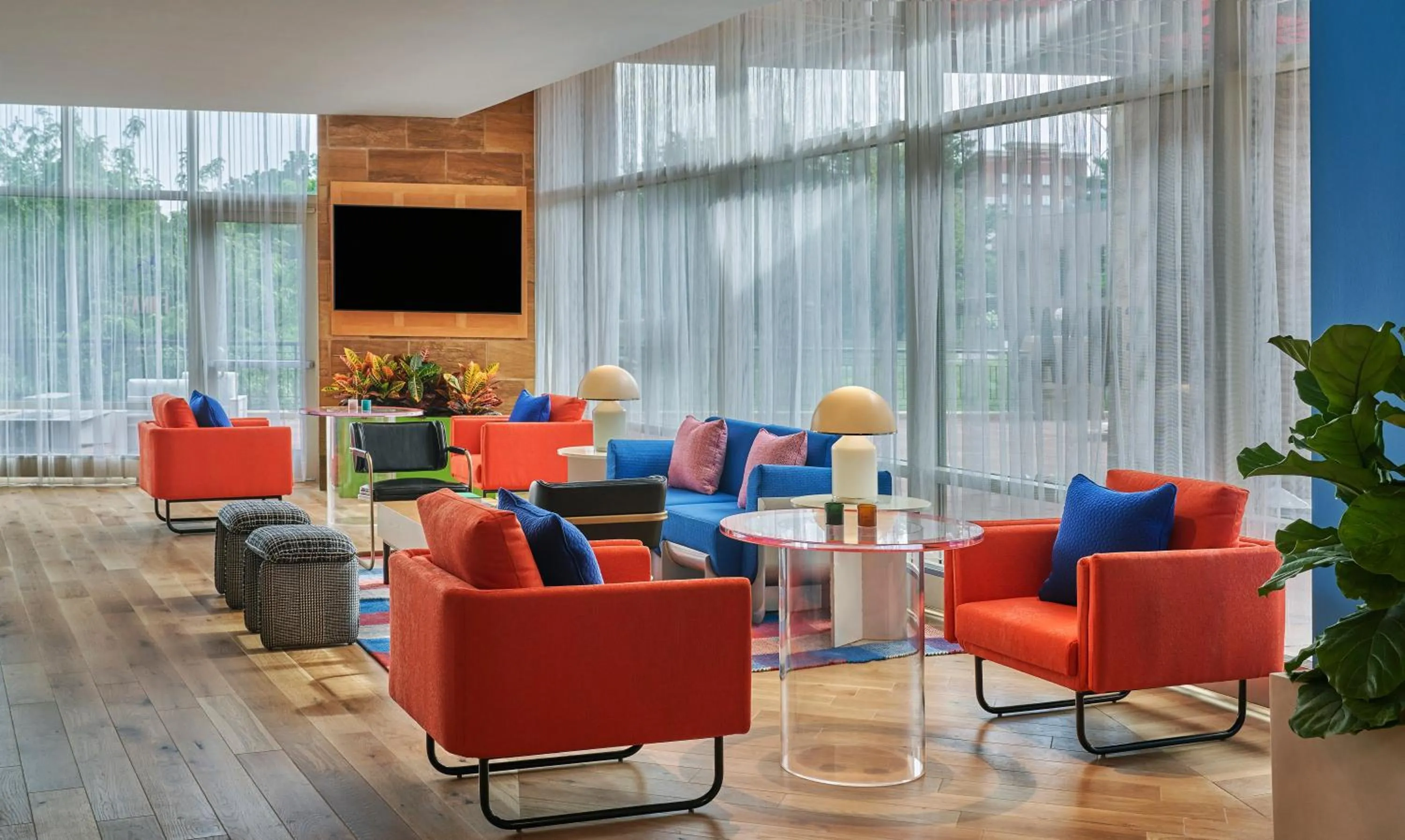 Communal lounge/ TV room in Graduate by Hilton Cincinnati