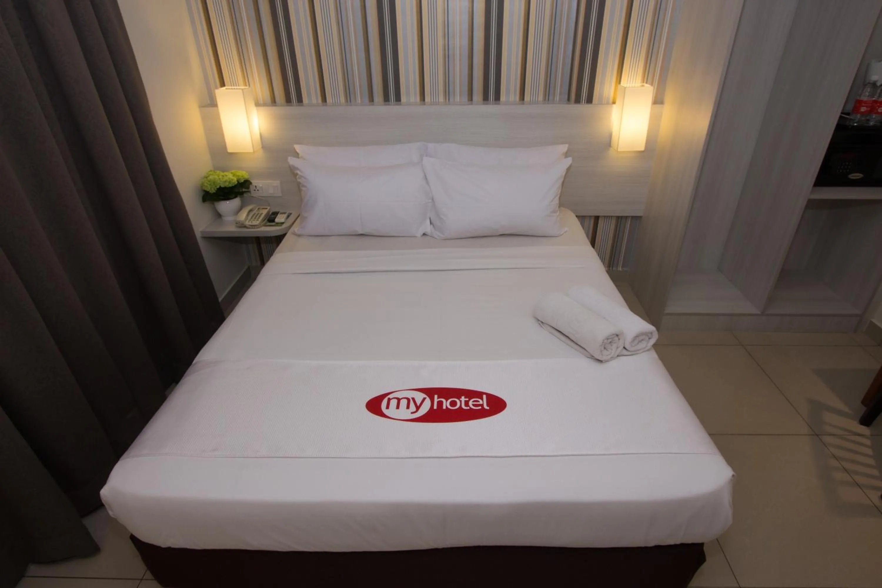 Photo of the whole room, Bed in My Hotel @ Sentral