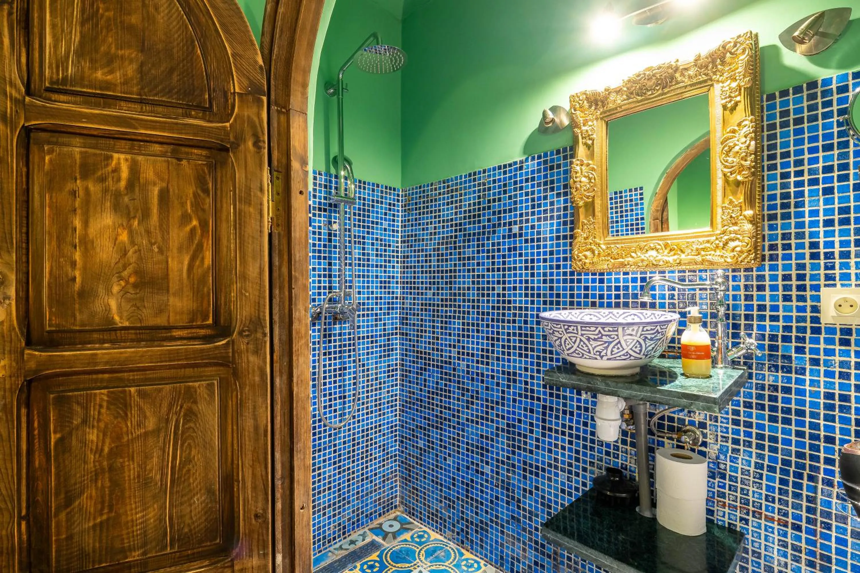 Shower in Dar Khmissa Riad & Spa