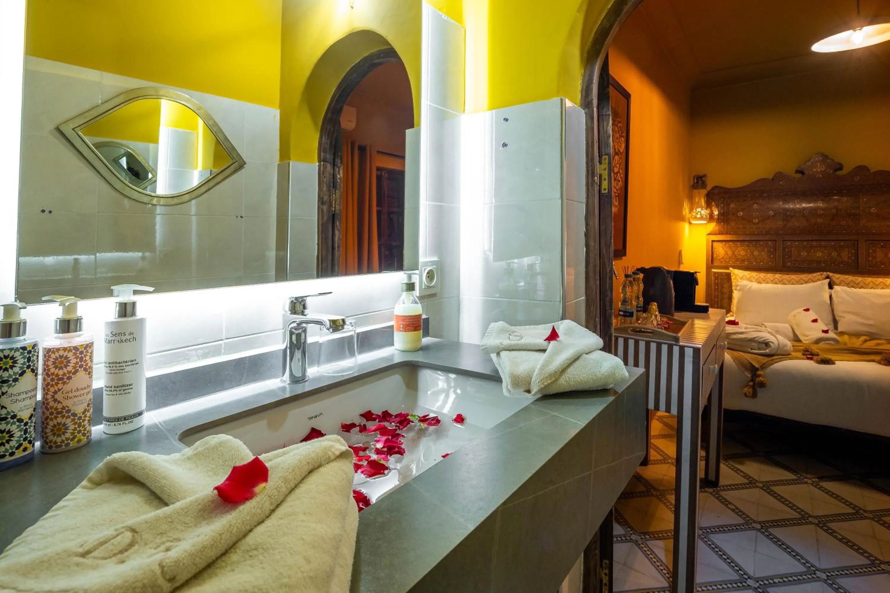 Bed in Dar Khmissa Riad & Spa