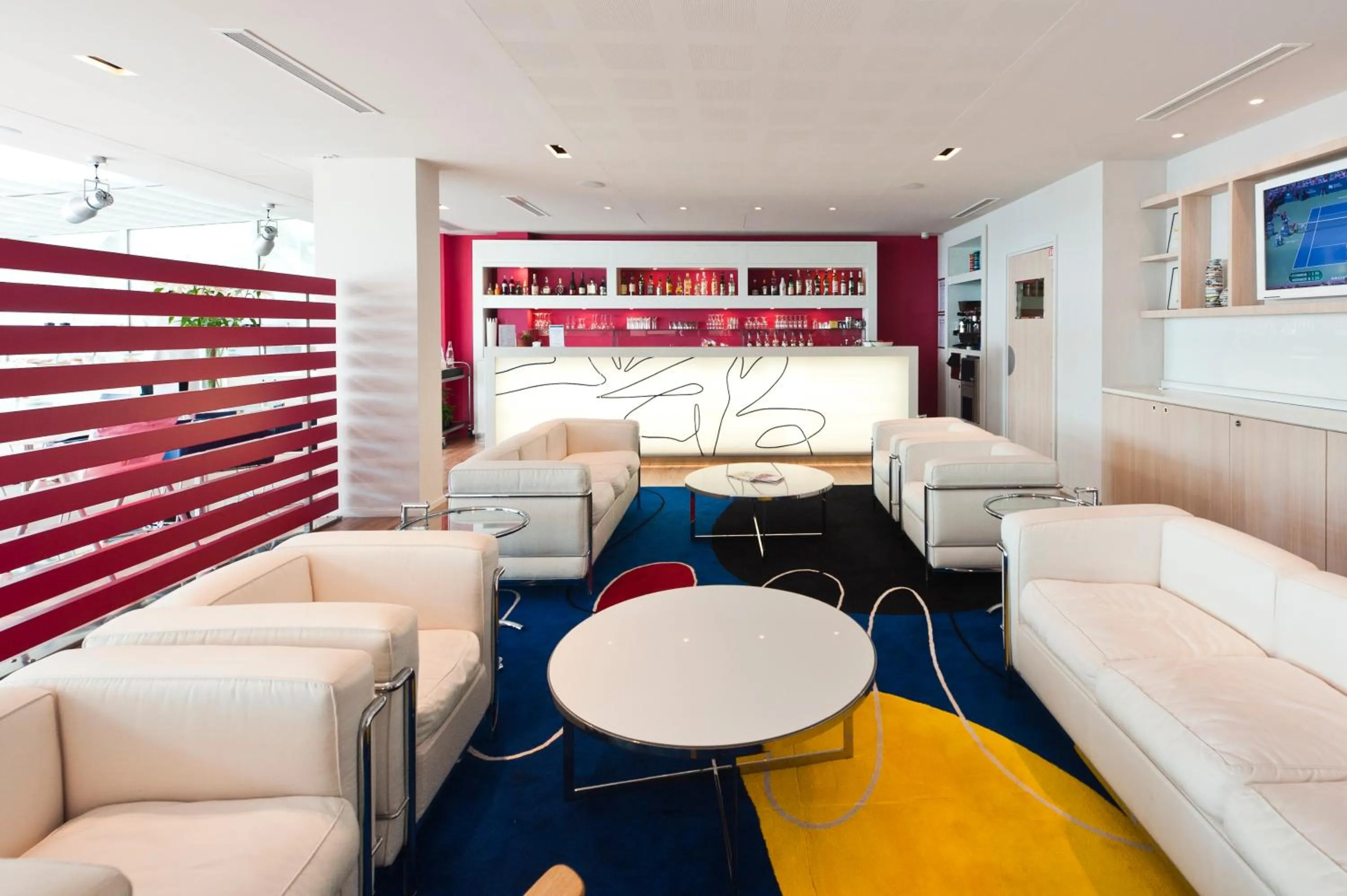 Communal lounge/ TV room in Hotel Victoria