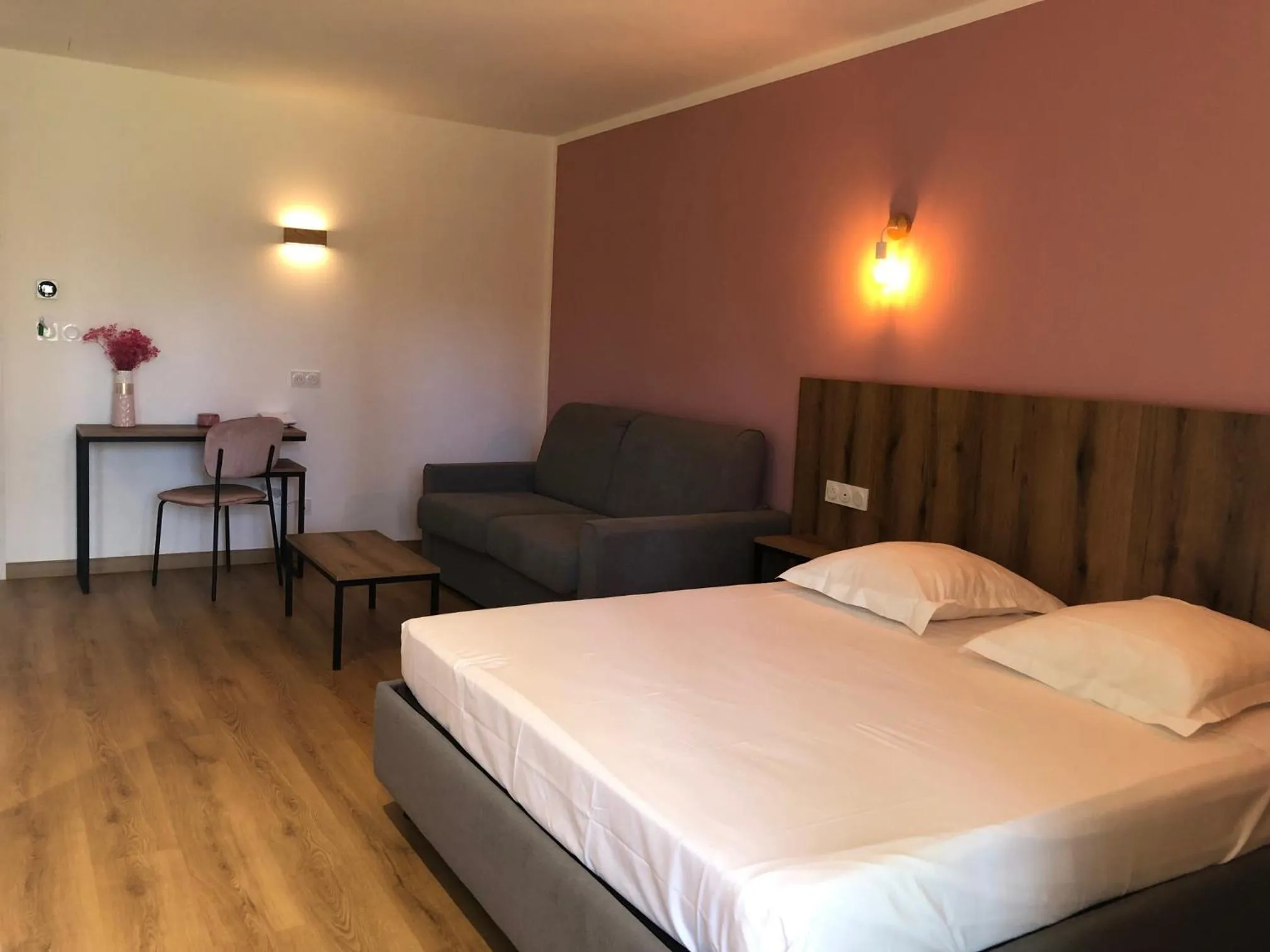 Photo of the whole room, Bed in Auberge les Oliviers