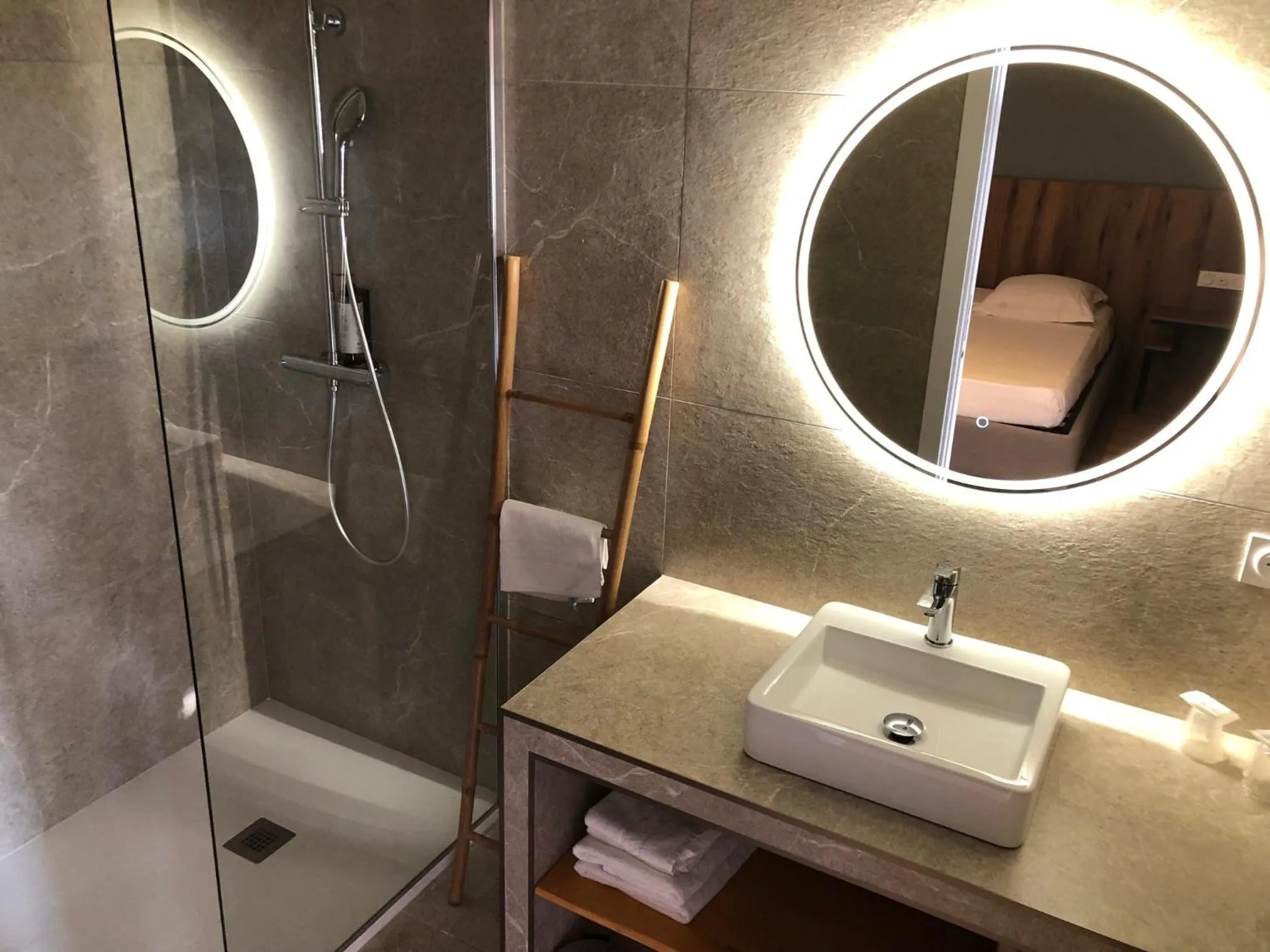 Shower in Auberge les Oliviers