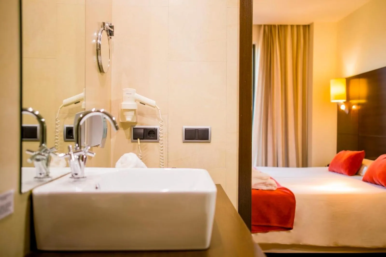 Bathroom, Bed in Hospedium Hotel Valles de Gredos Golf