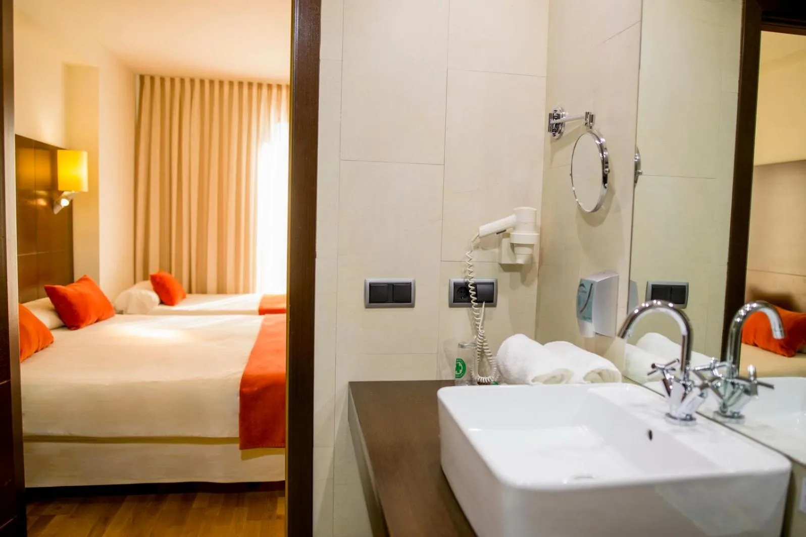 Bathroom, Bed in Hospedium Hotel Valles de Gredos Golf