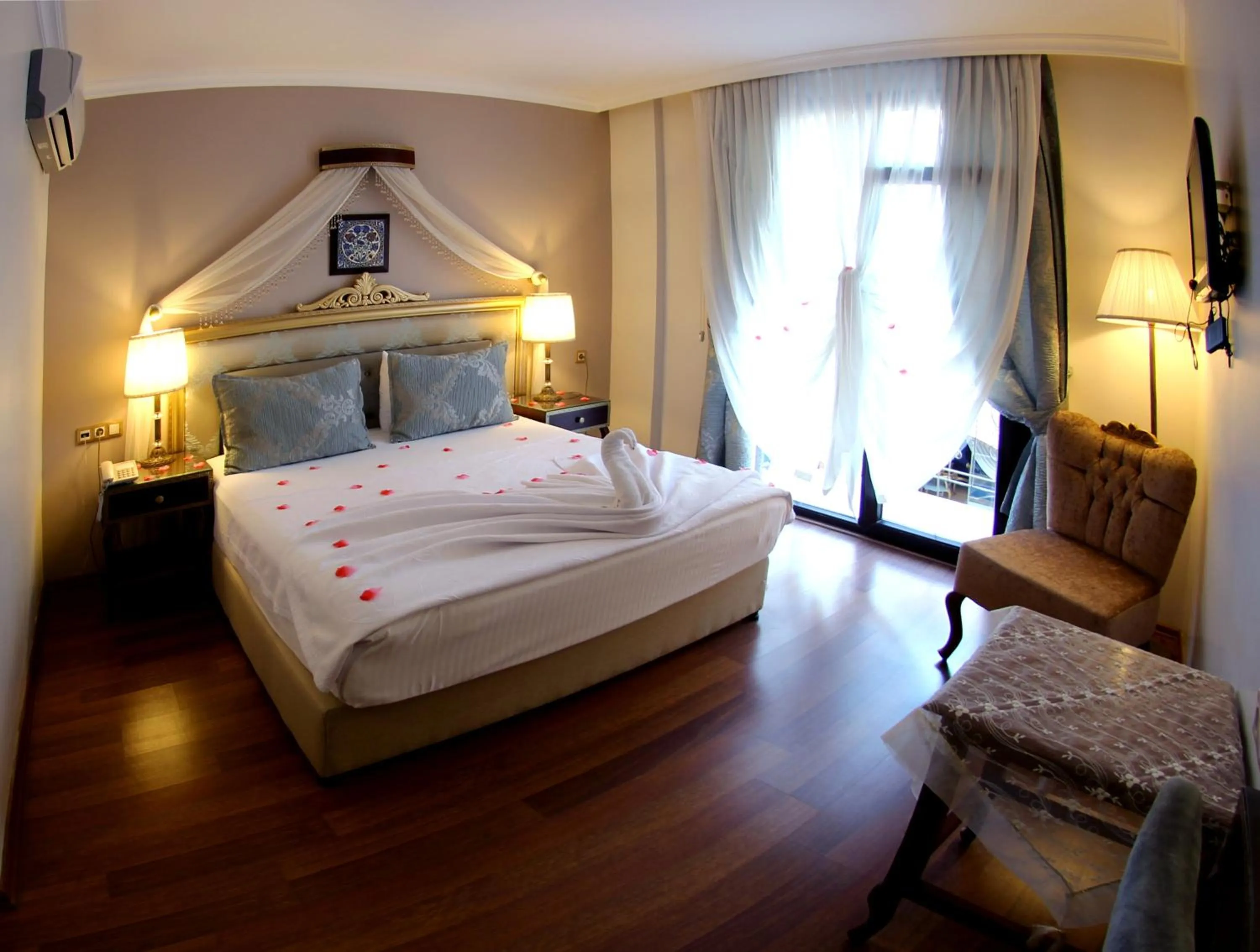 Bedroom, Bed in Saint John Hotel