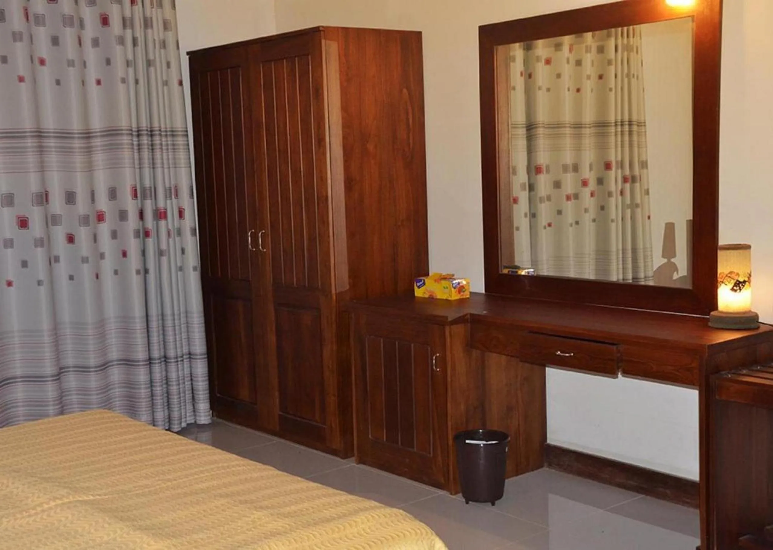 hair dresser, Bed in Airport Villa