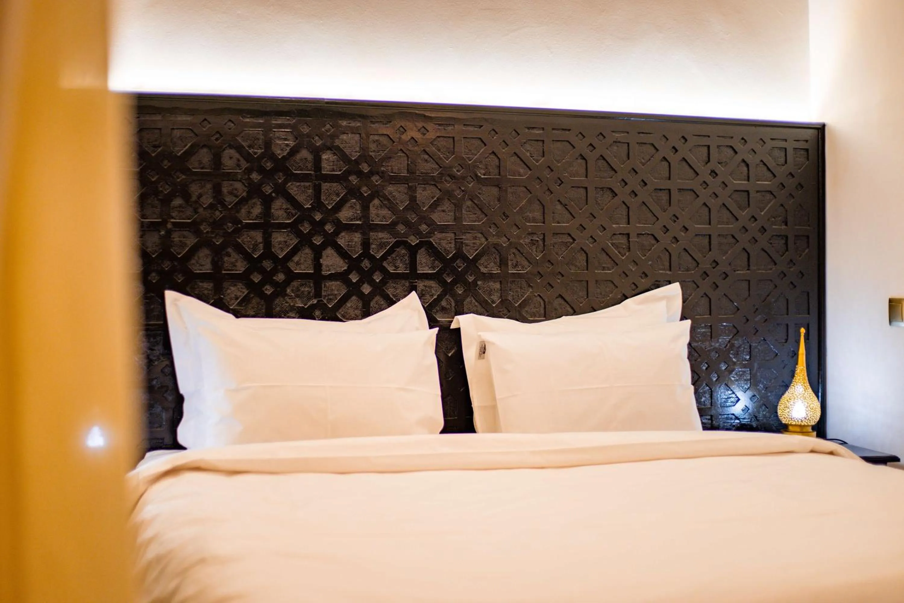 Photo of the whole room, Bed in Riad Dar Dialkoum