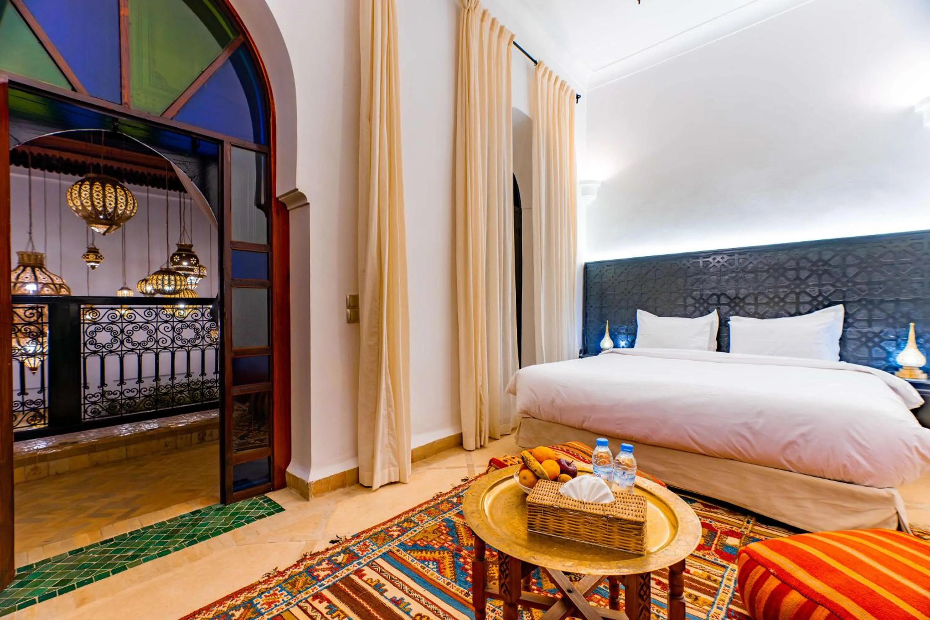 Photo of the whole room, Bed in Riad Dar Dialkoum
