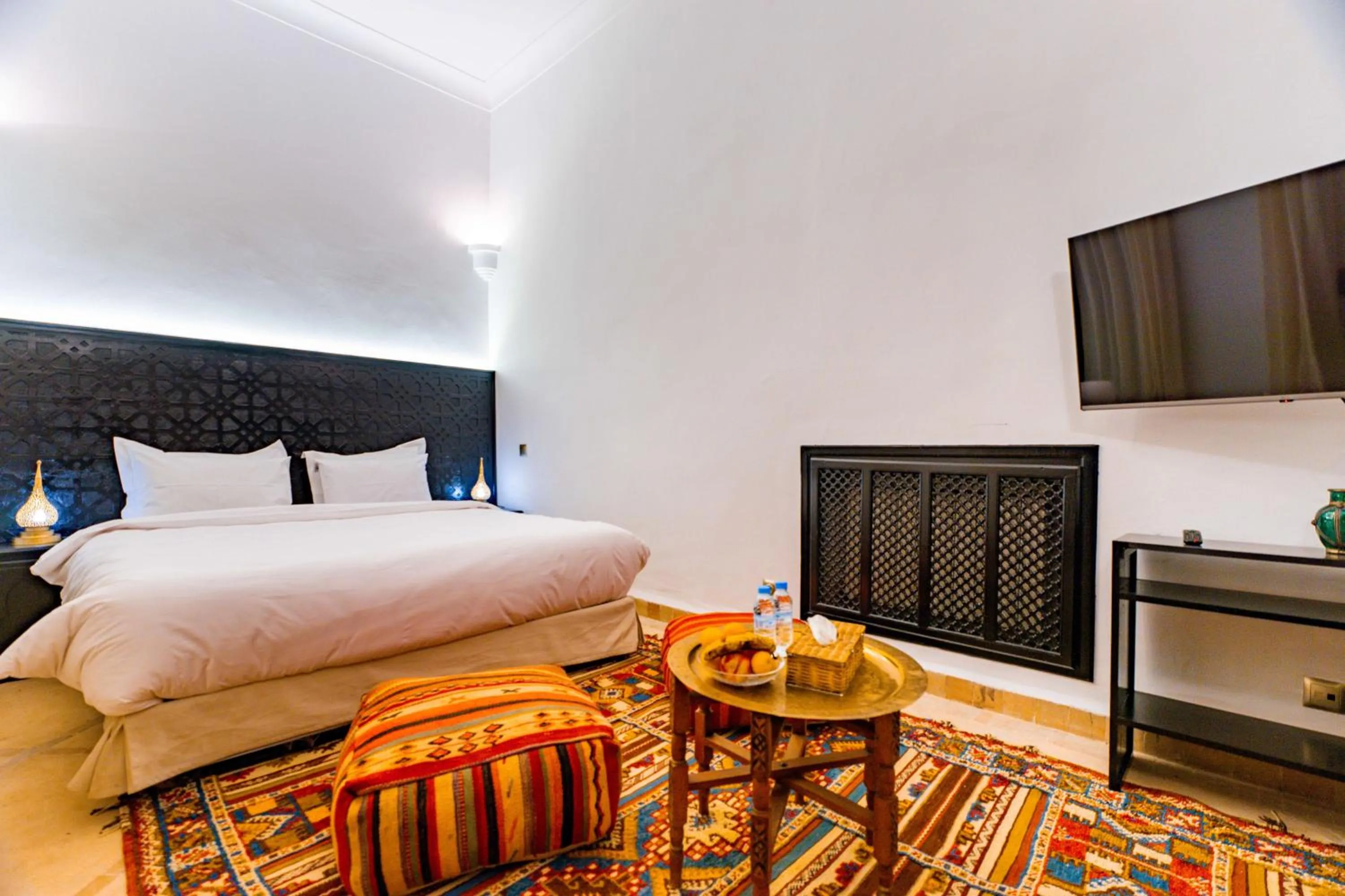 Photo of the whole room, Bed in Riad Dar Dialkoum