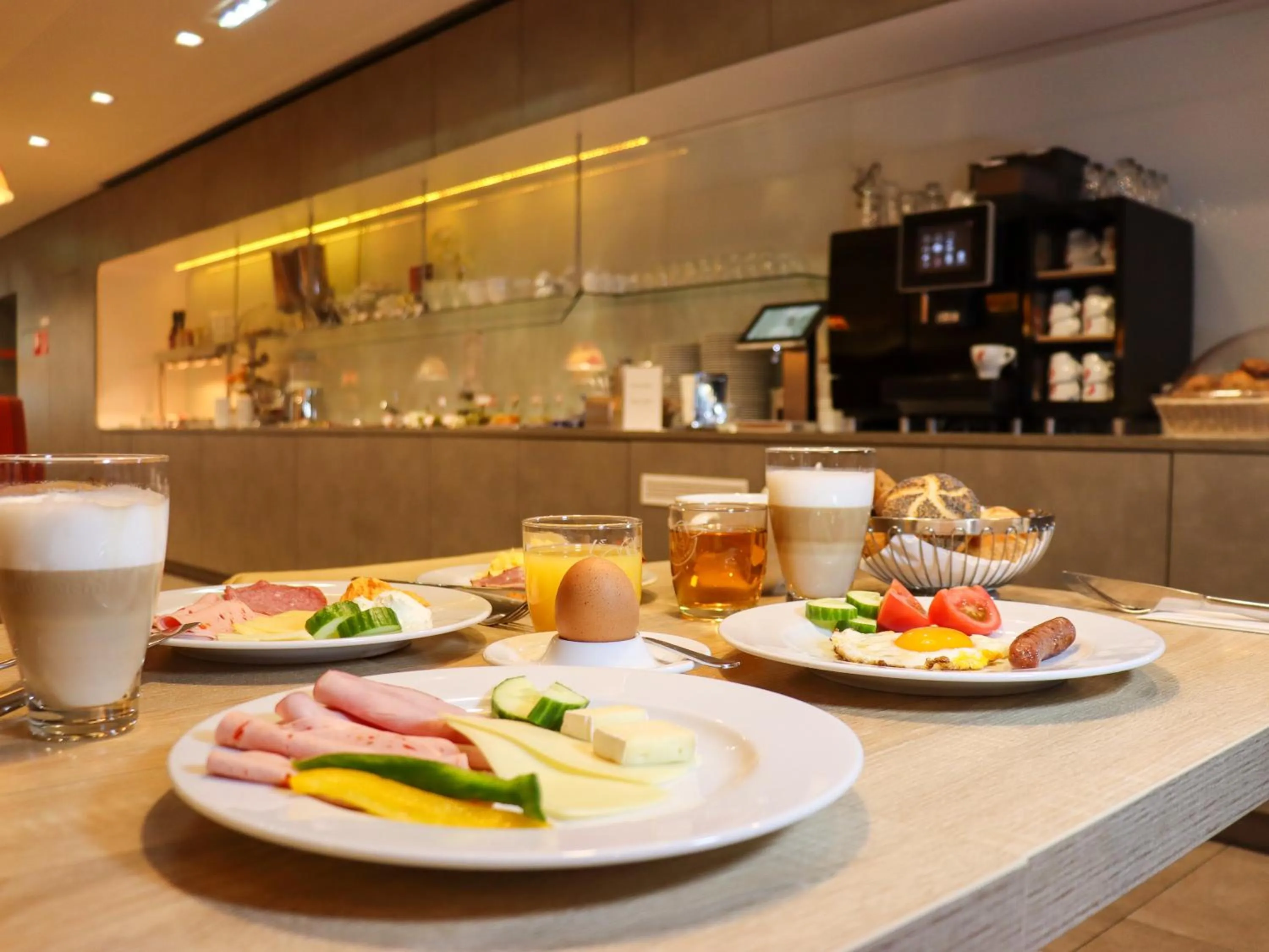 Breakfast in Simm's Hotel - cityhotel next to Metro U3