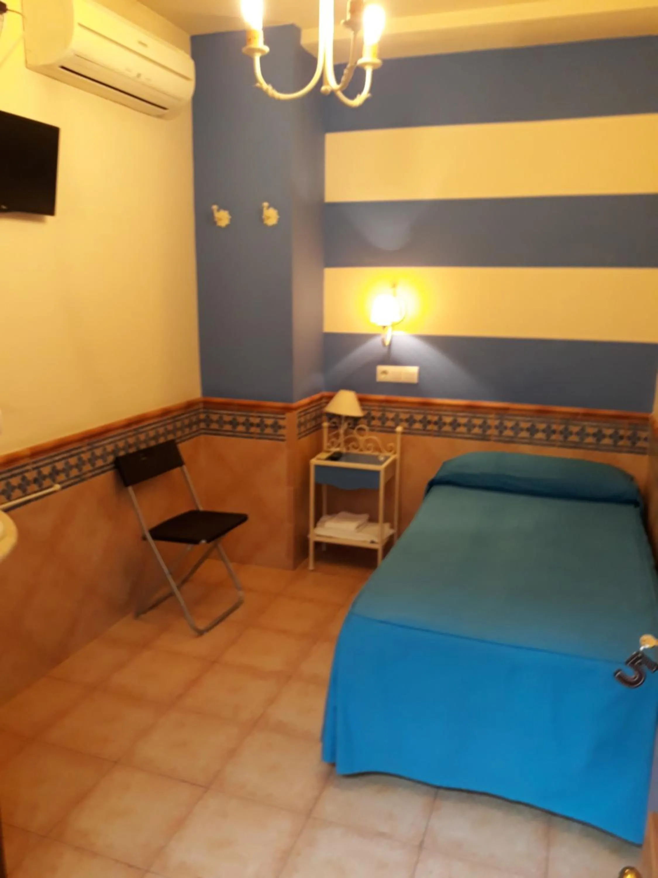 Photo of the whole room, Bed in Pension Doña Trinidad