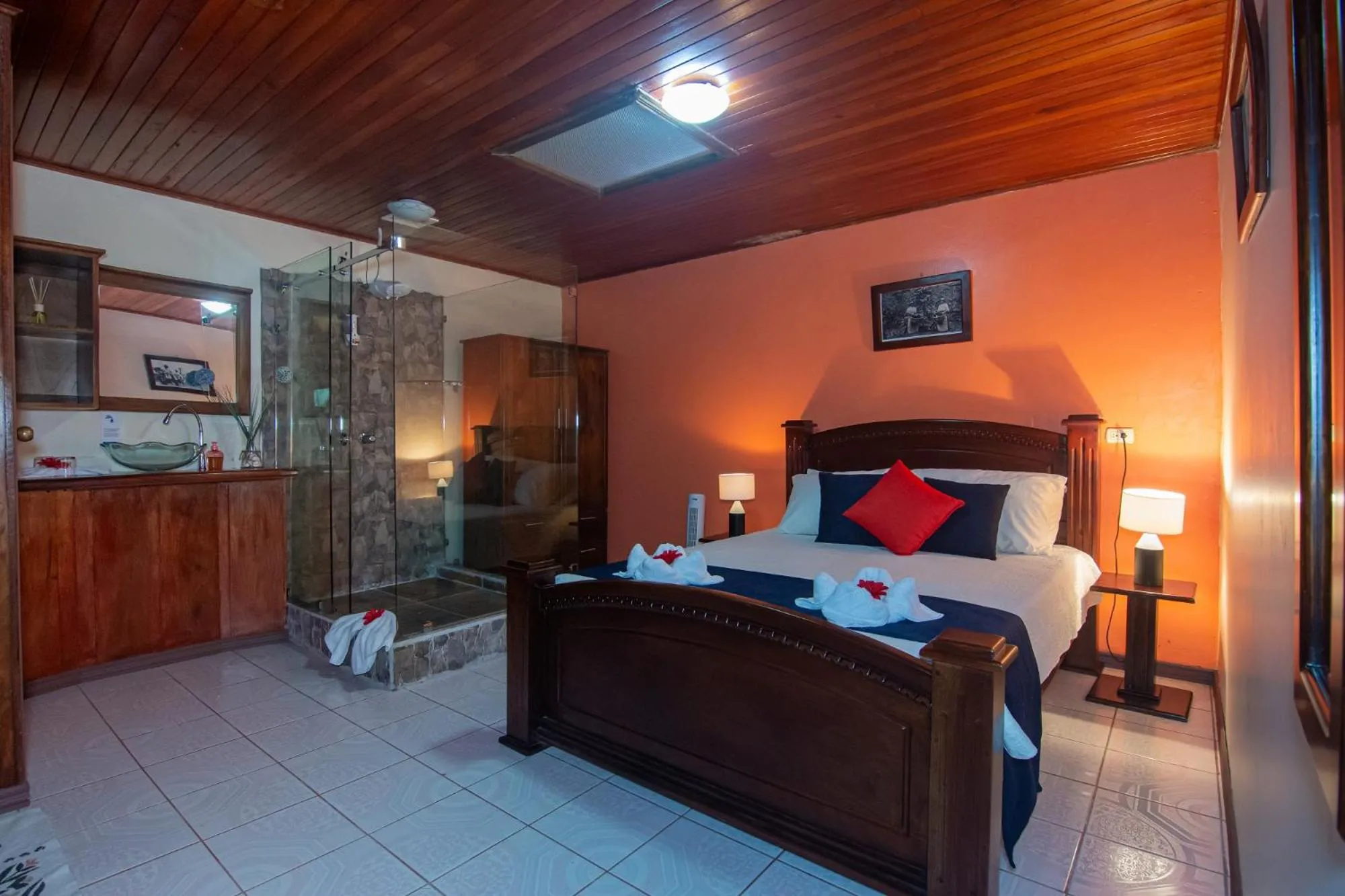 Photo of the whole room, Bed in Nafre House B&B Monteverde