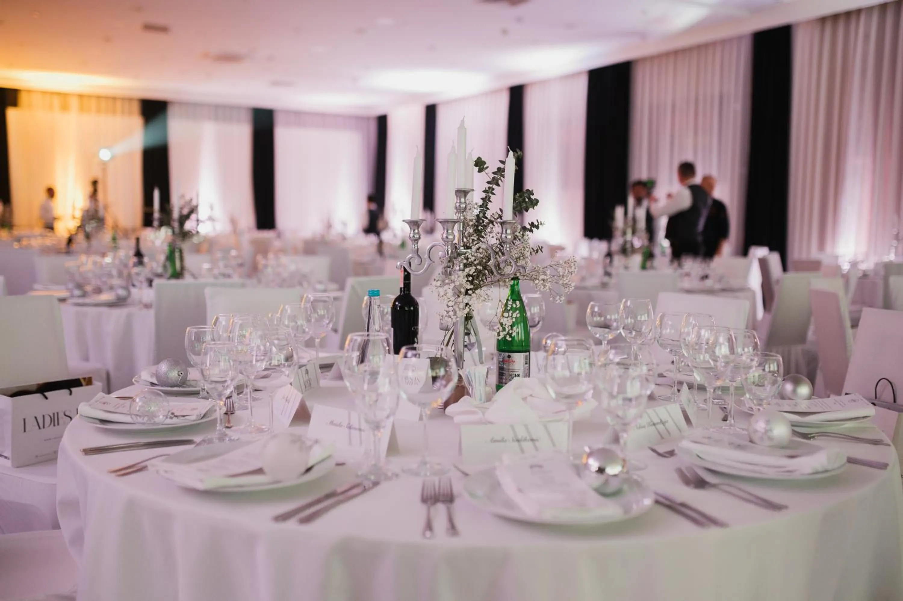 Restaurant/places to eat in Hotel Holiday