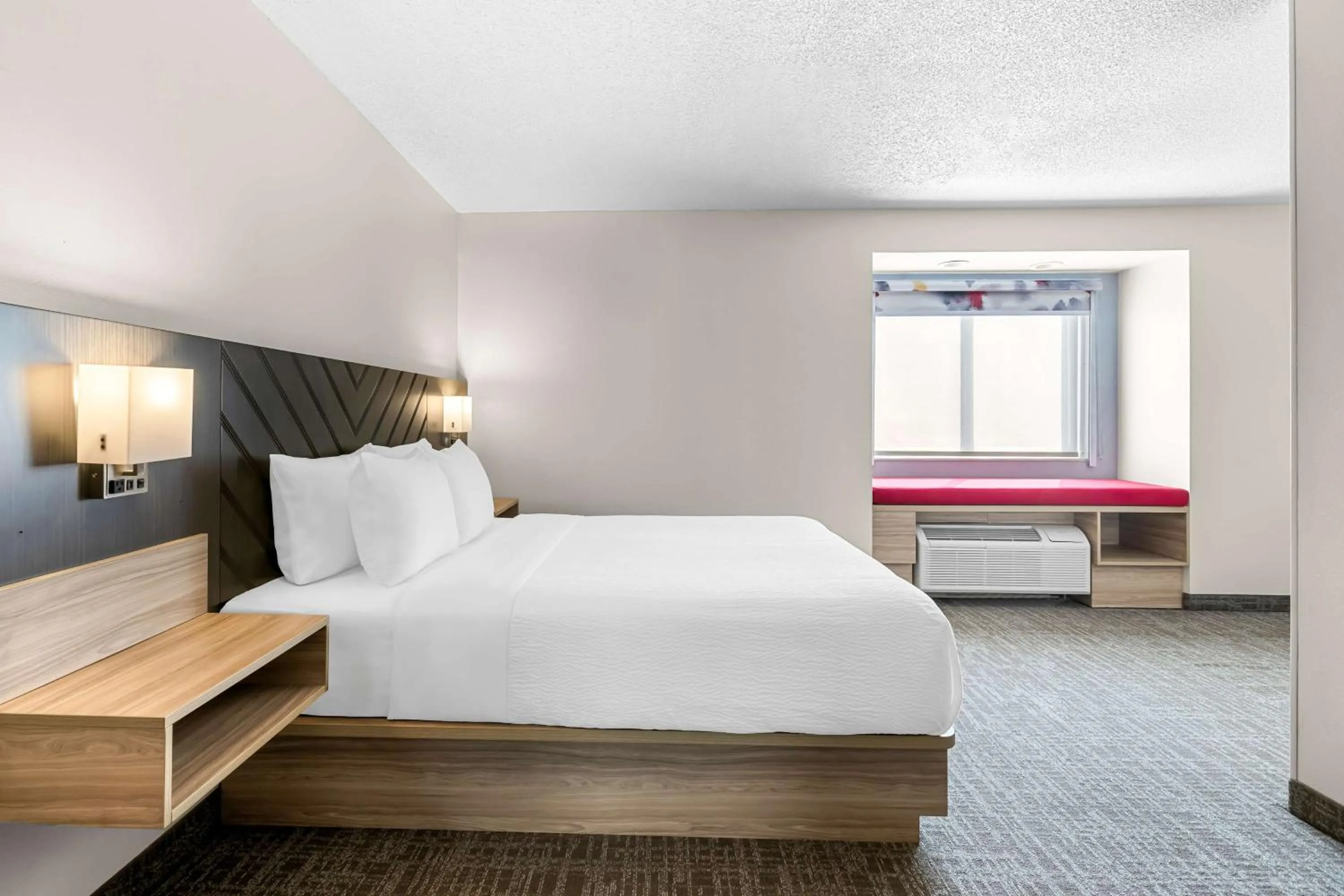 Bedroom, Bed in Eva Hotel Buffalo Airport, BW Signature Collection