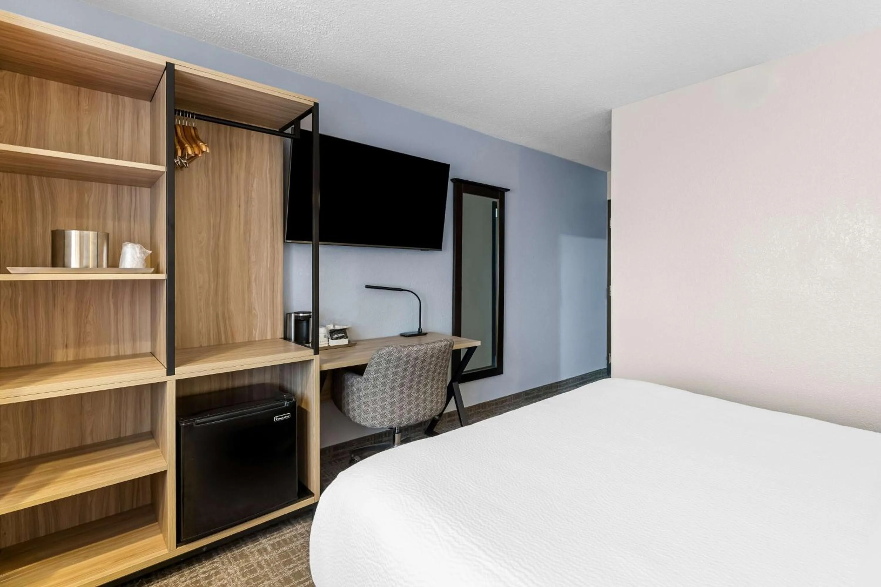 Bedroom, Bed in Eva Hotel Buffalo Airport, BW Signature Collection