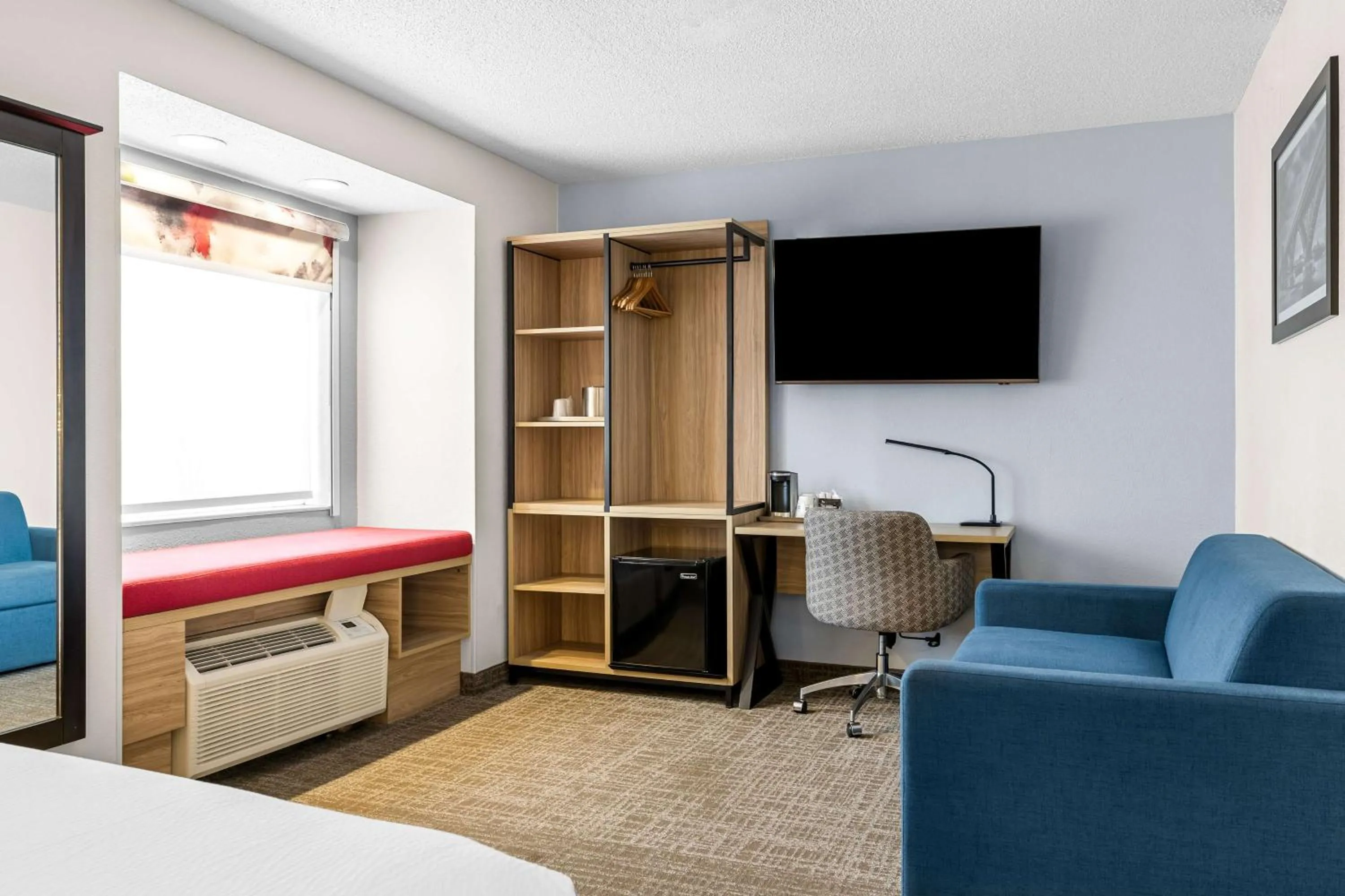 Bedroom, Bed in Eva Hotel Buffalo Airport, BW Signature Collection