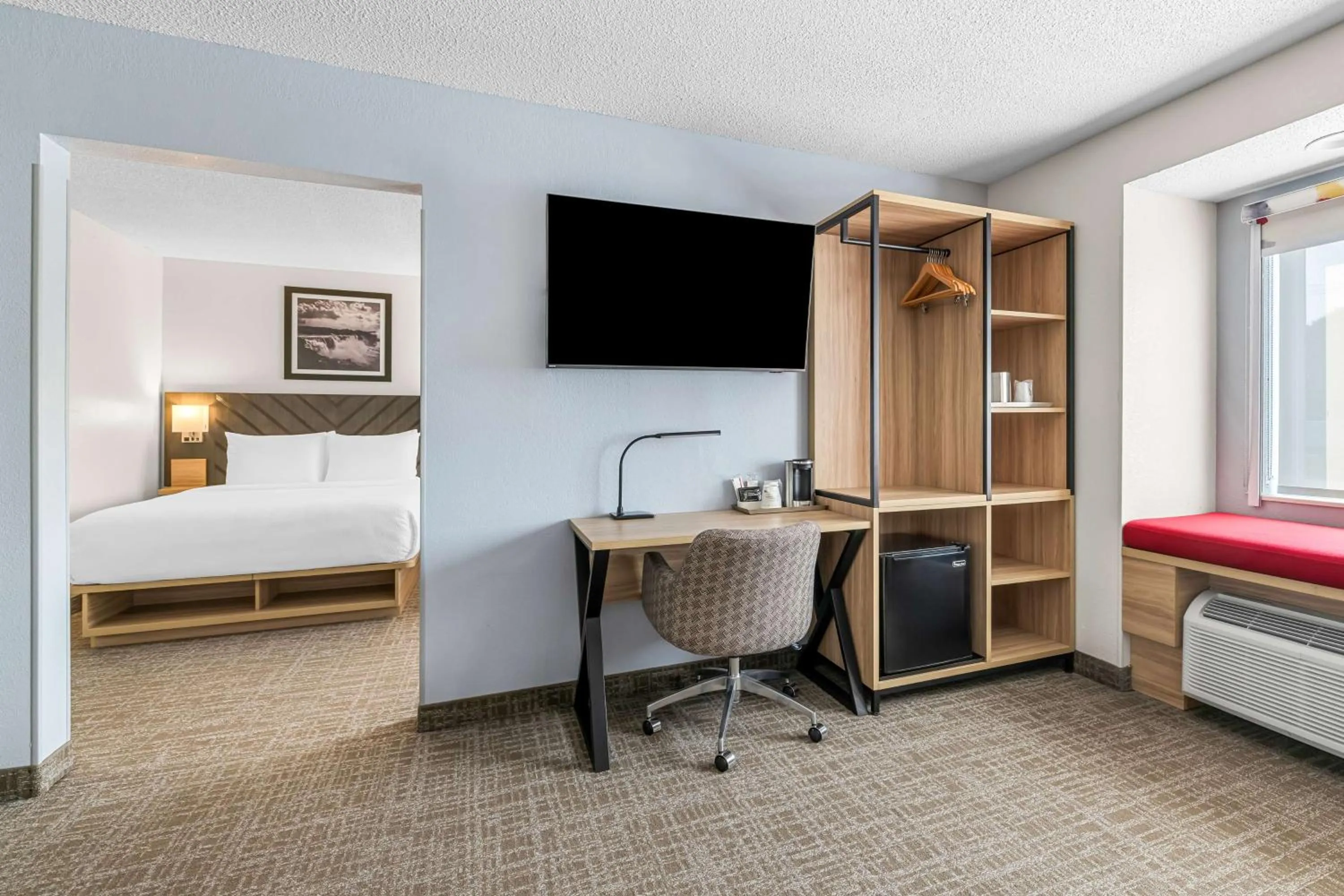 Bedroom, Bed in Eva Hotel Buffalo Airport, BW Signature Collection