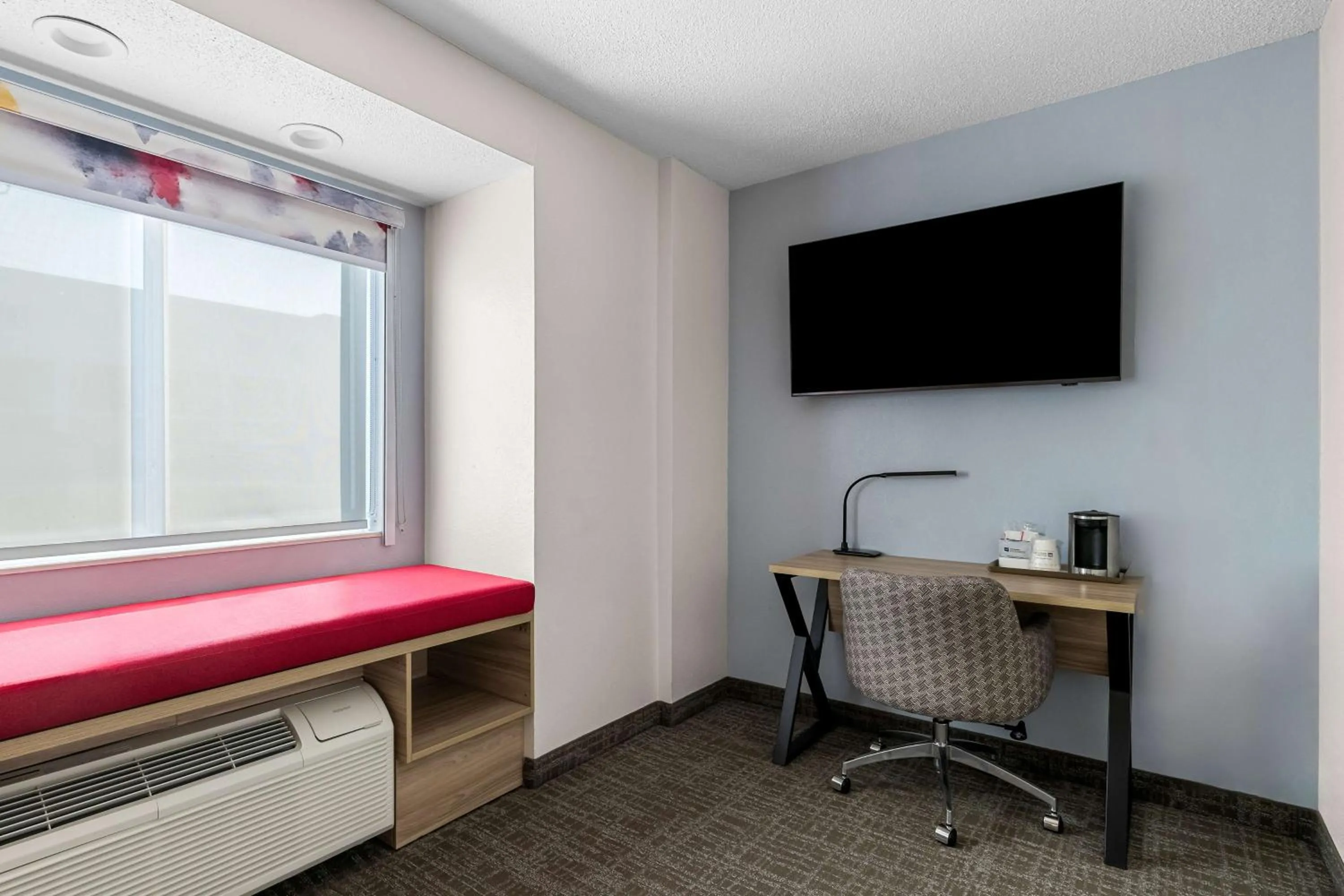 Bedroom, Bed in Eva Hotel Buffalo Airport, BW Signature Collection