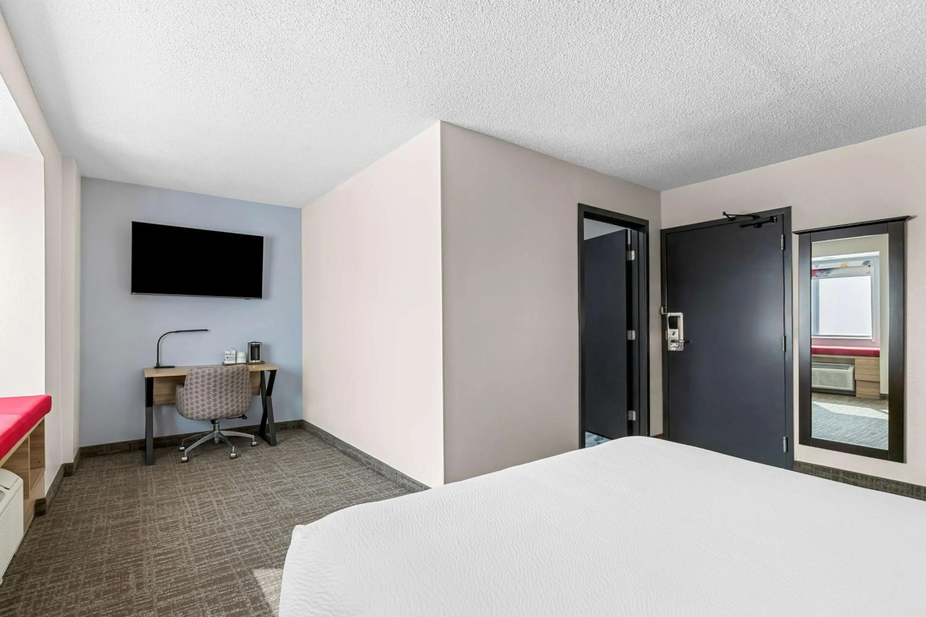 Bedroom, Bed in Eva Hotel Buffalo Airport, BW Signature Collection