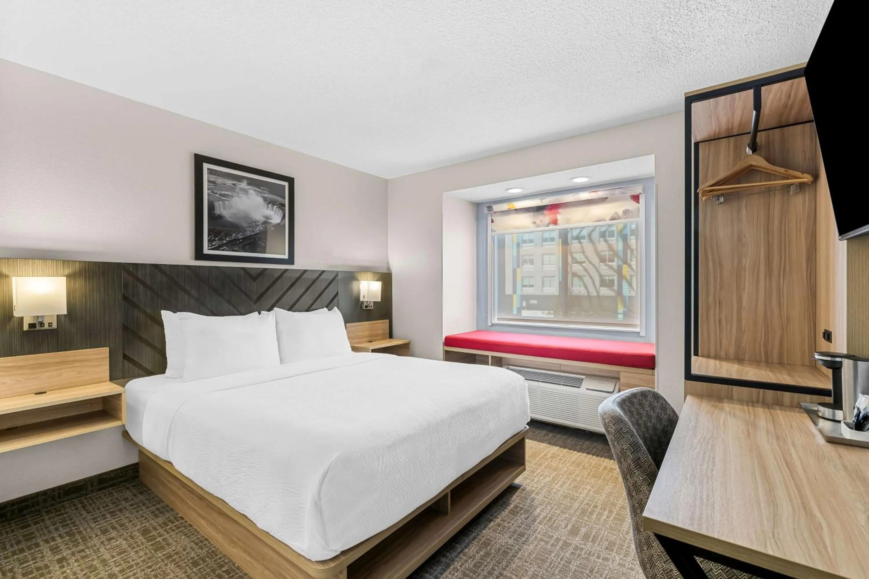 Bedroom, Bed in Eva Hotel Buffalo Airport, BW Signature Collection